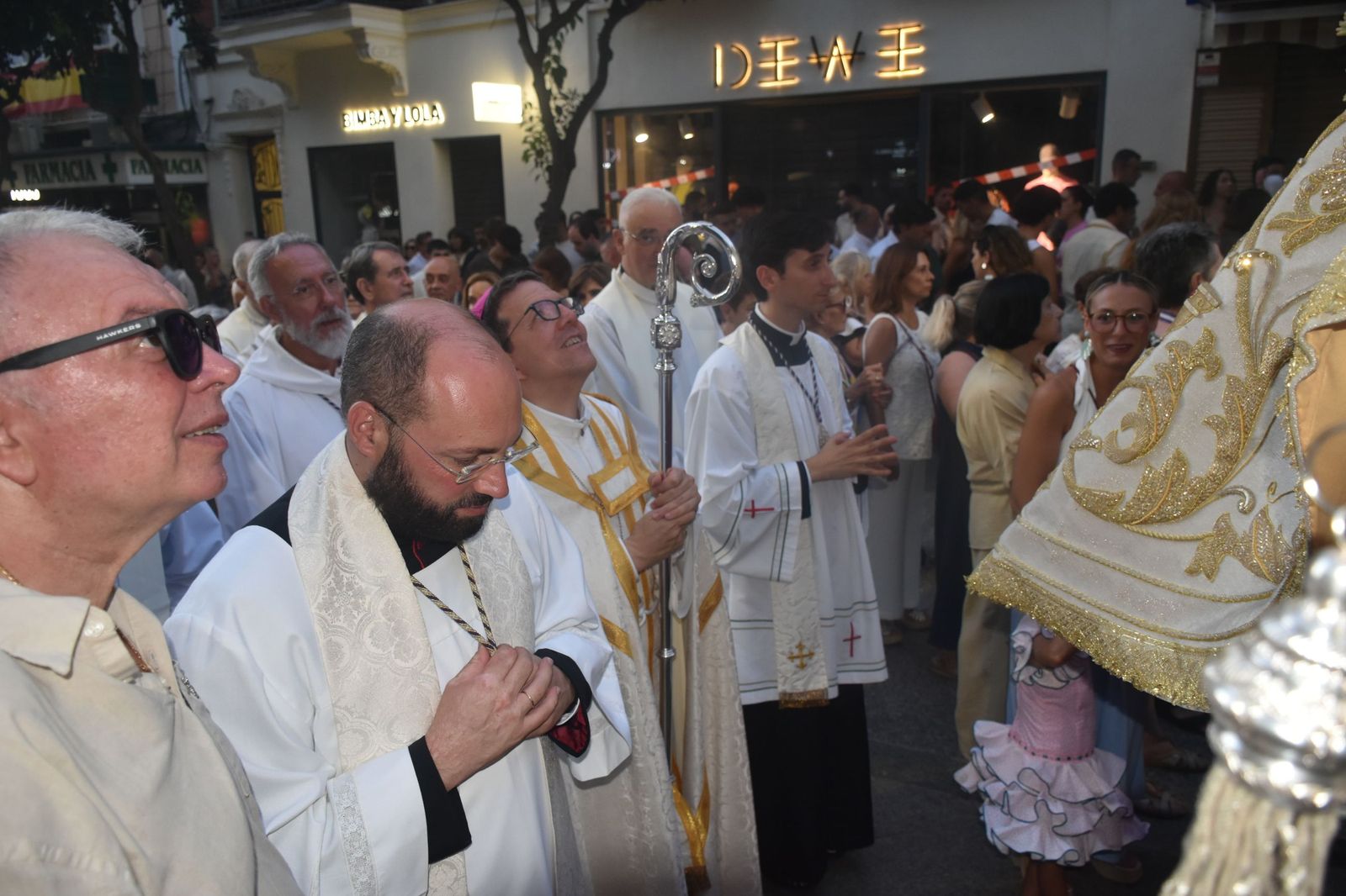 La Virgen de África emociona a Ceuta en una procesión para la historia
