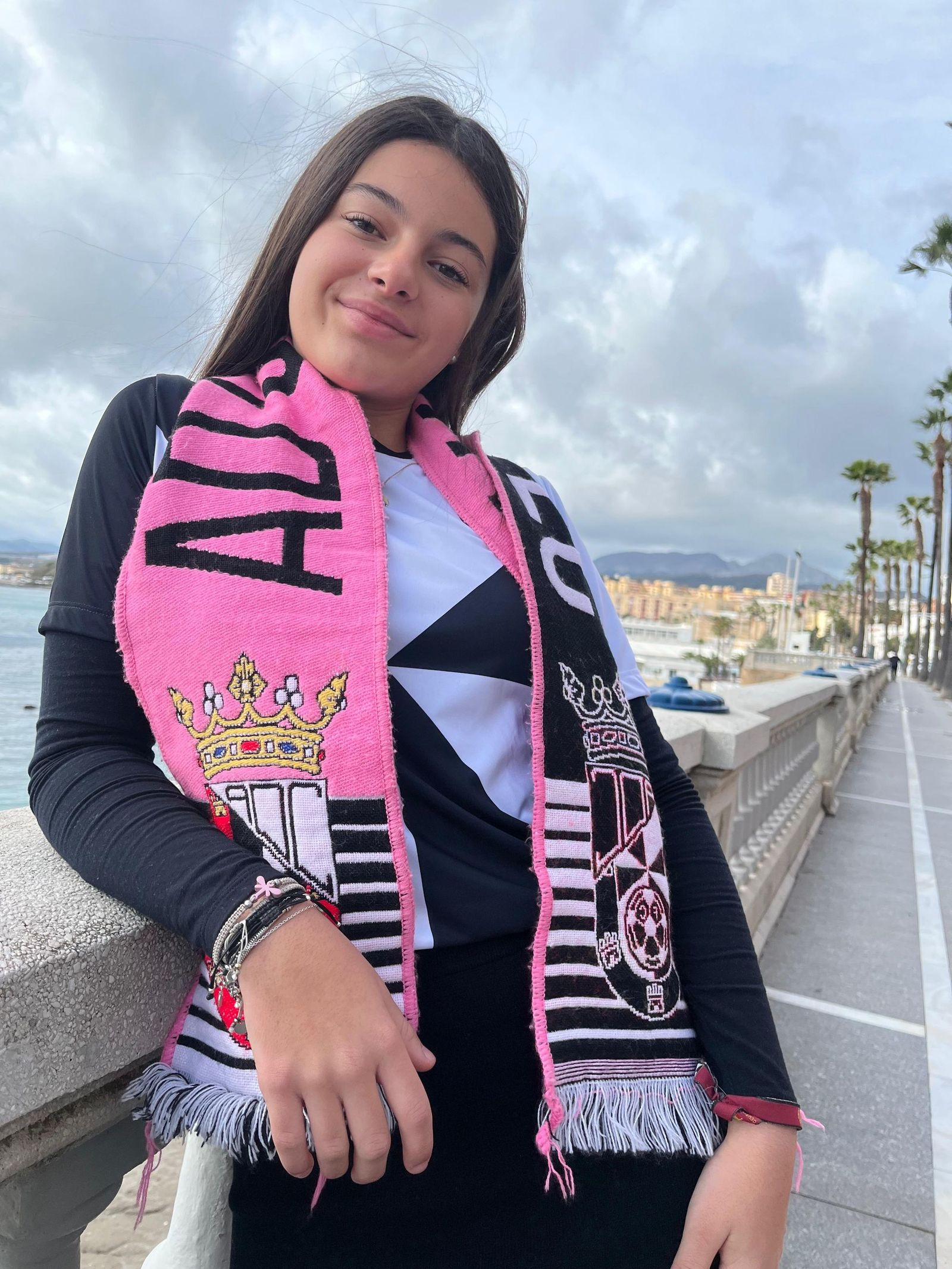 Con solo 13 años, Martina Toledo Juliá encarna la pasión heredada por la AD Ceuta, una historia que une grada, familia y memoria blanquinegra