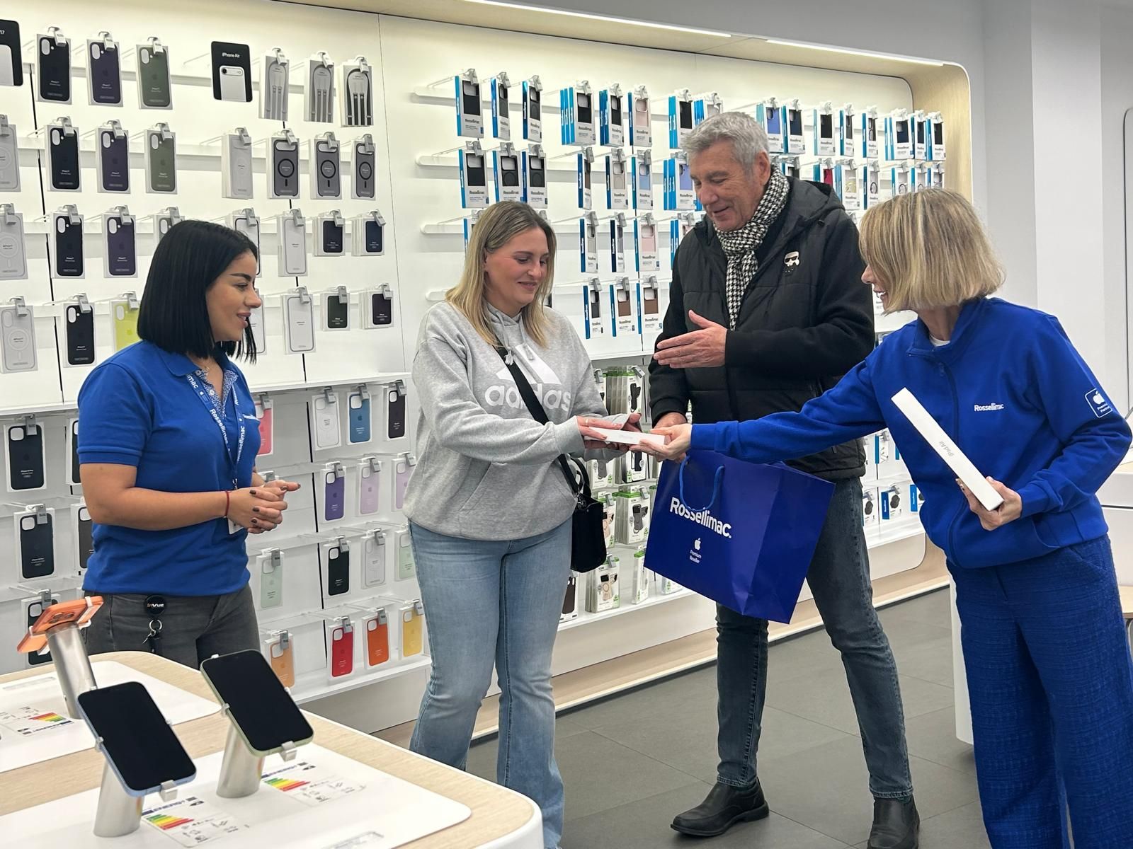 Lorena recibe algunos de los productos Apple del pack de Rosellimac sorteado por Centro Comercial Abierto