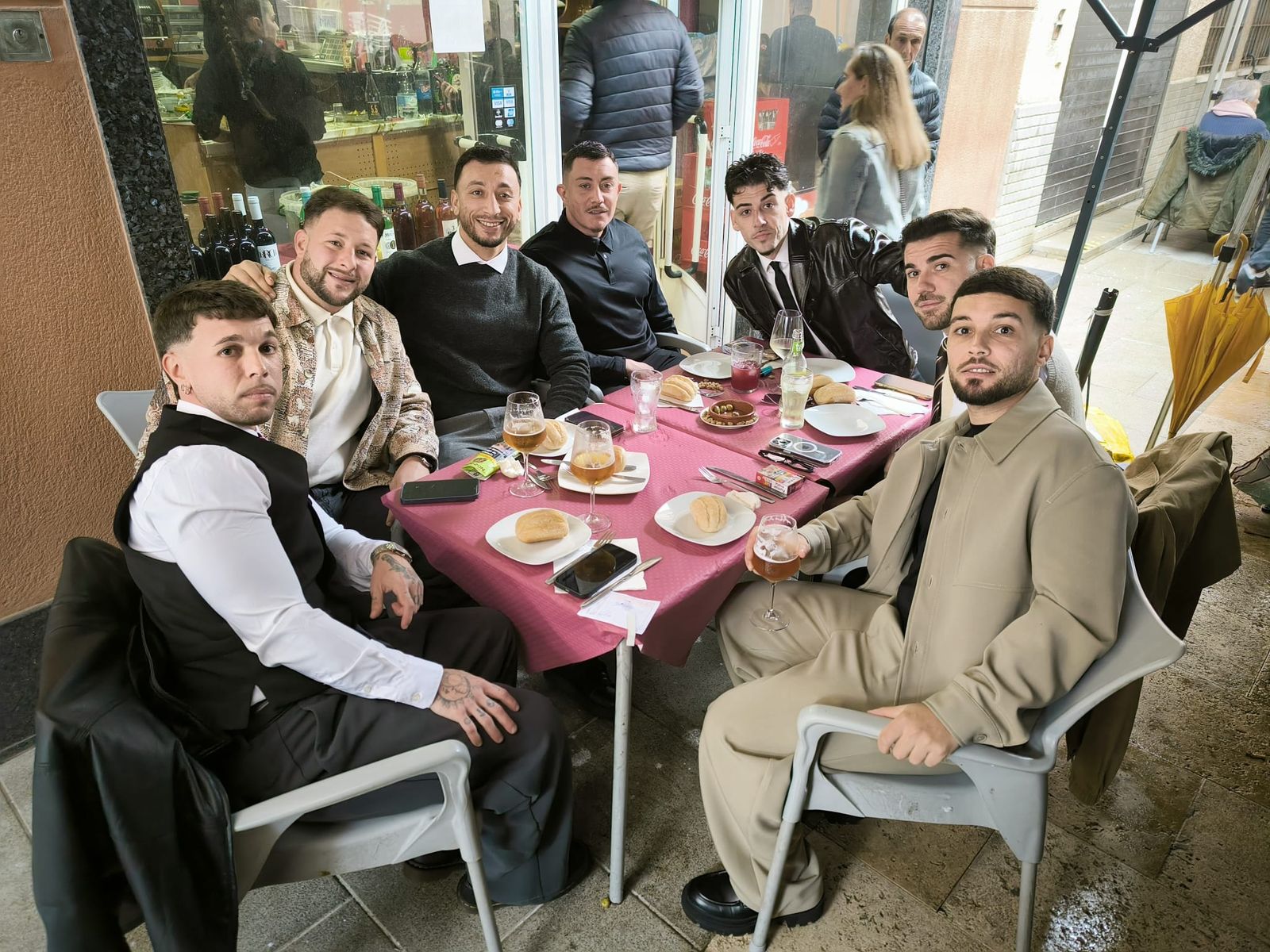 Los ceutíes se lanzan a la calle para celebrar la llamada 'Tardevieja' para despedir 2025