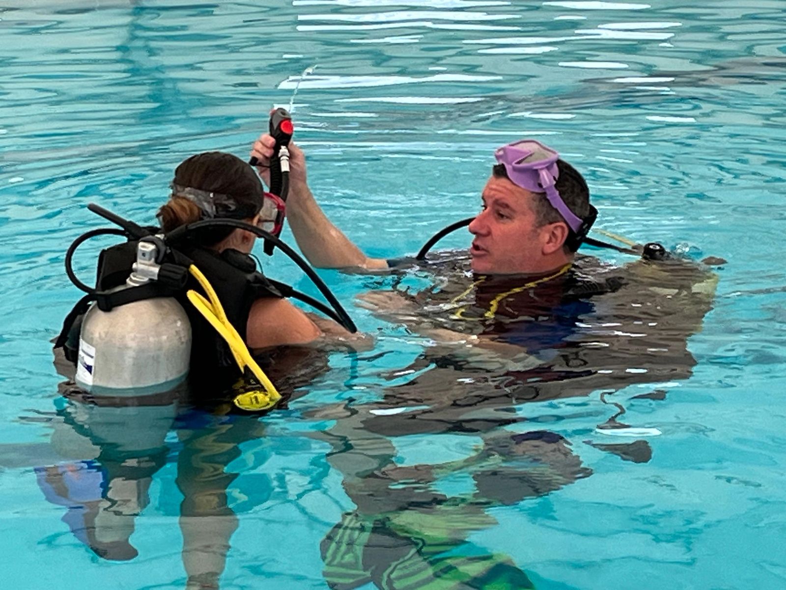 Más de 70 mujeres se sumergen en Ceuta en un bautismo de buceo para celebrar el 8M