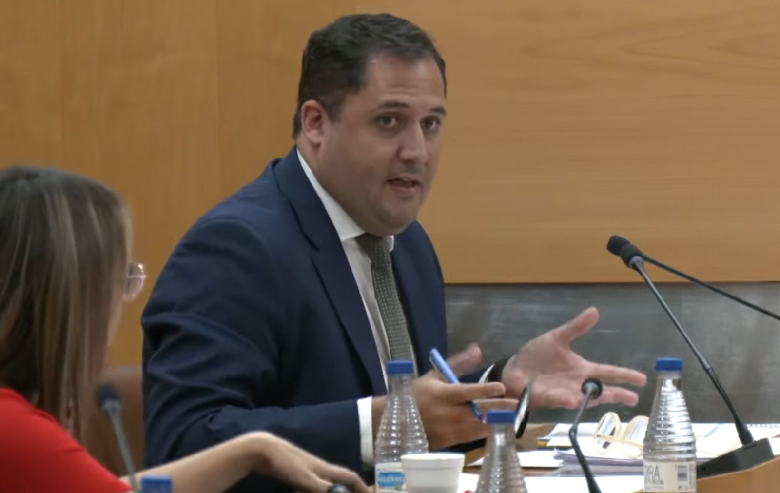 Alejandro Ramírez, consejero de Vivienda, responde a Vox en la sesión plenaria de este jueves