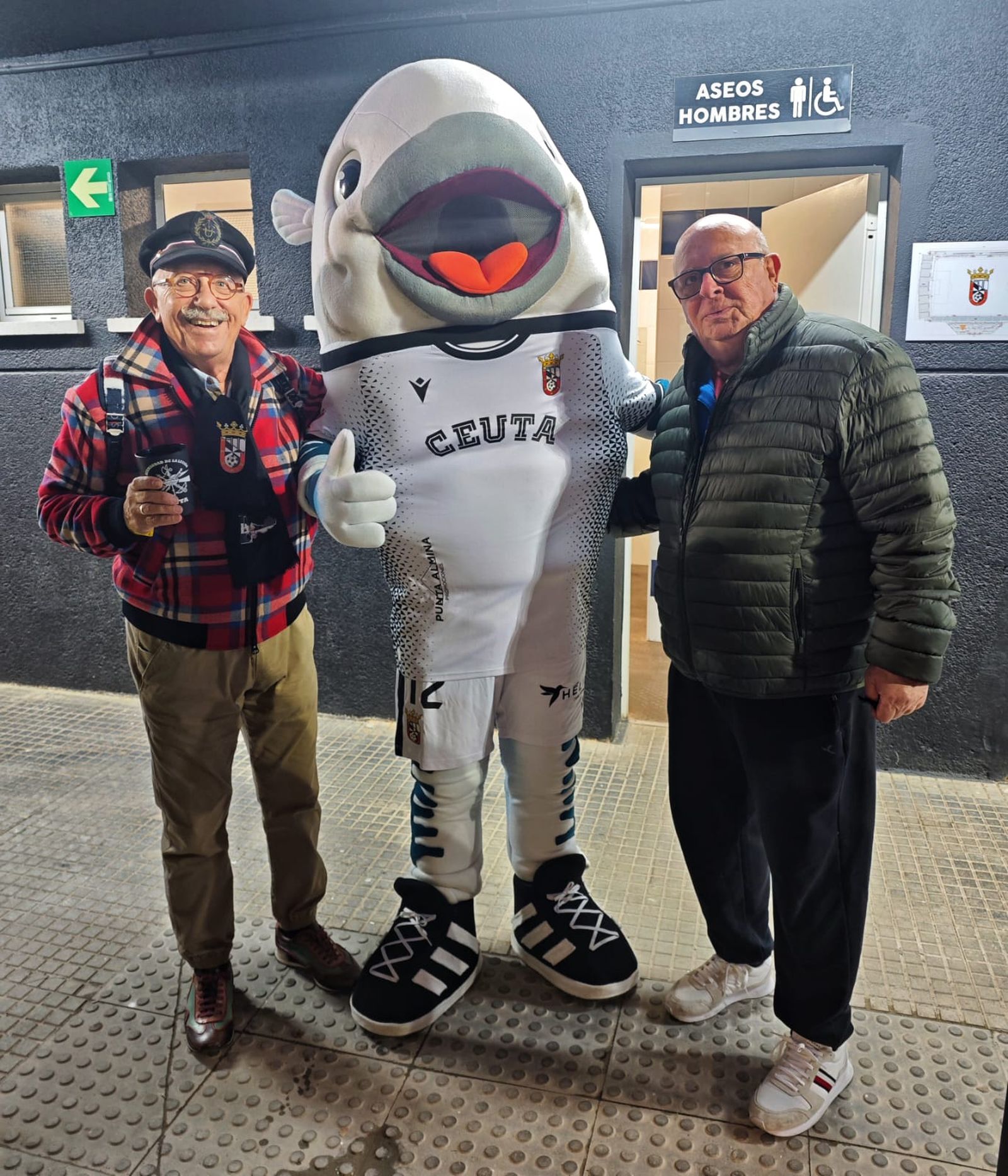 Ganas de fútbol: la hinchada ceutí se acerca al Murube