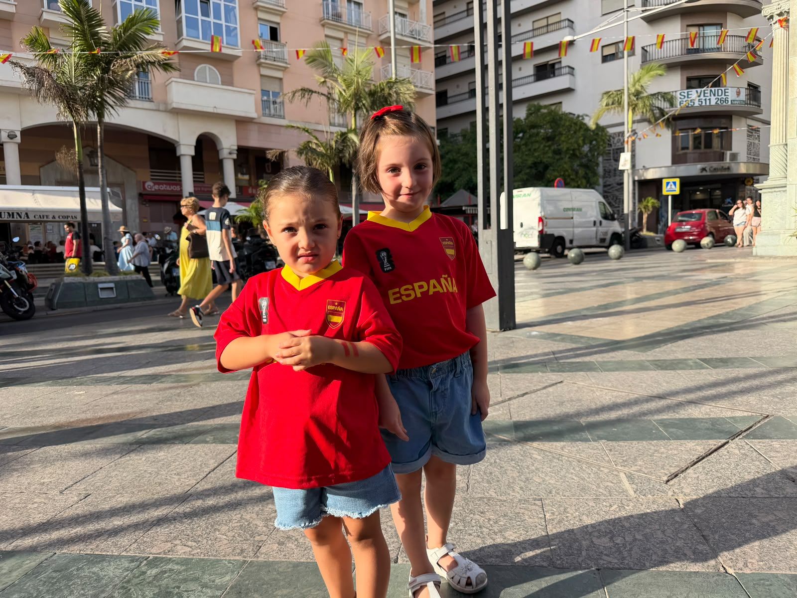 Ceuta se vuelca con España y dibuja de rojo y amarillo La Ribera