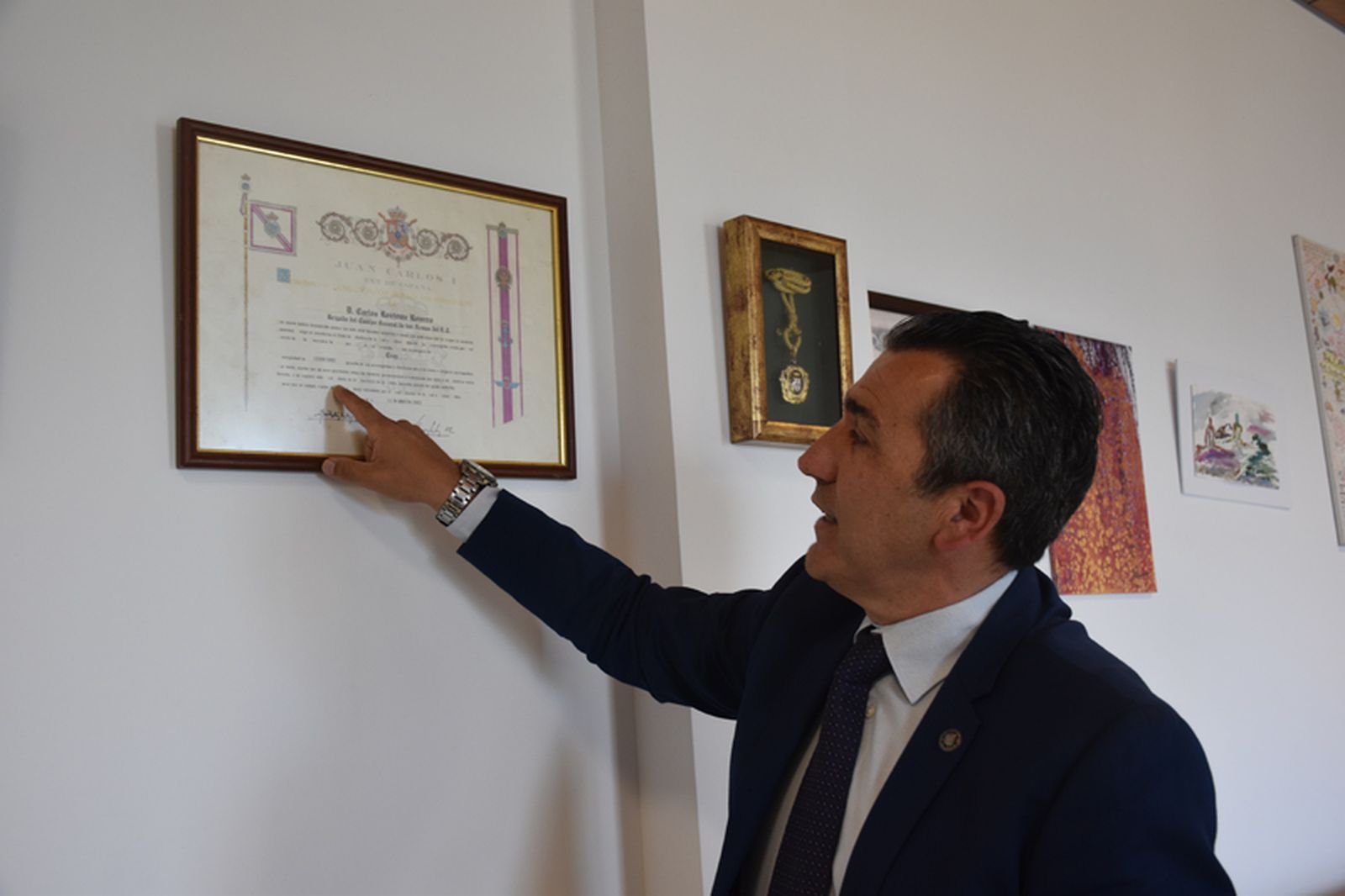 Carlos Rontomé señala el diploma otorgado por los años de servicio en el Ejército. / FOTO G.S.