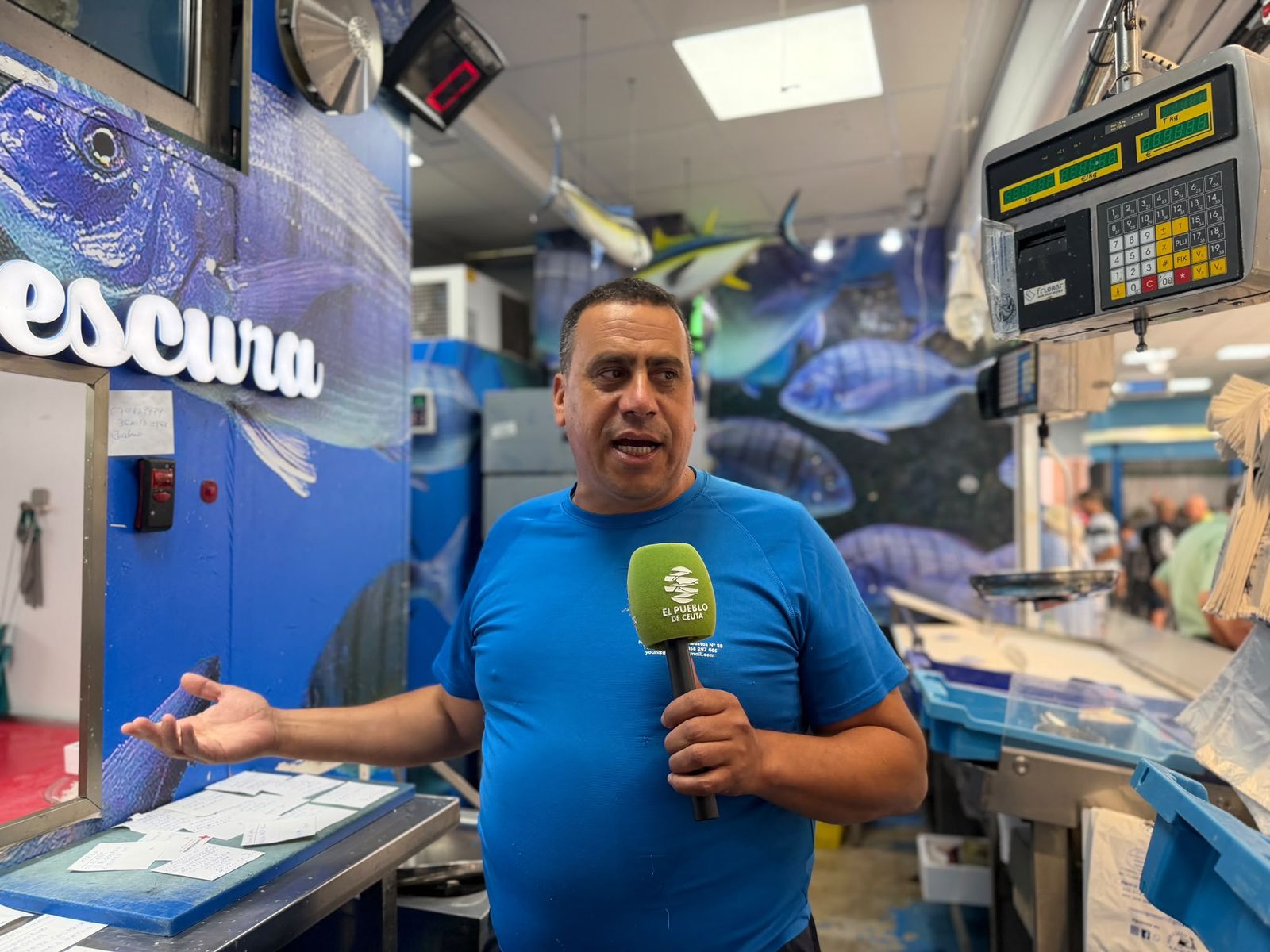El responsable de la pescadería, Younes Youmari.