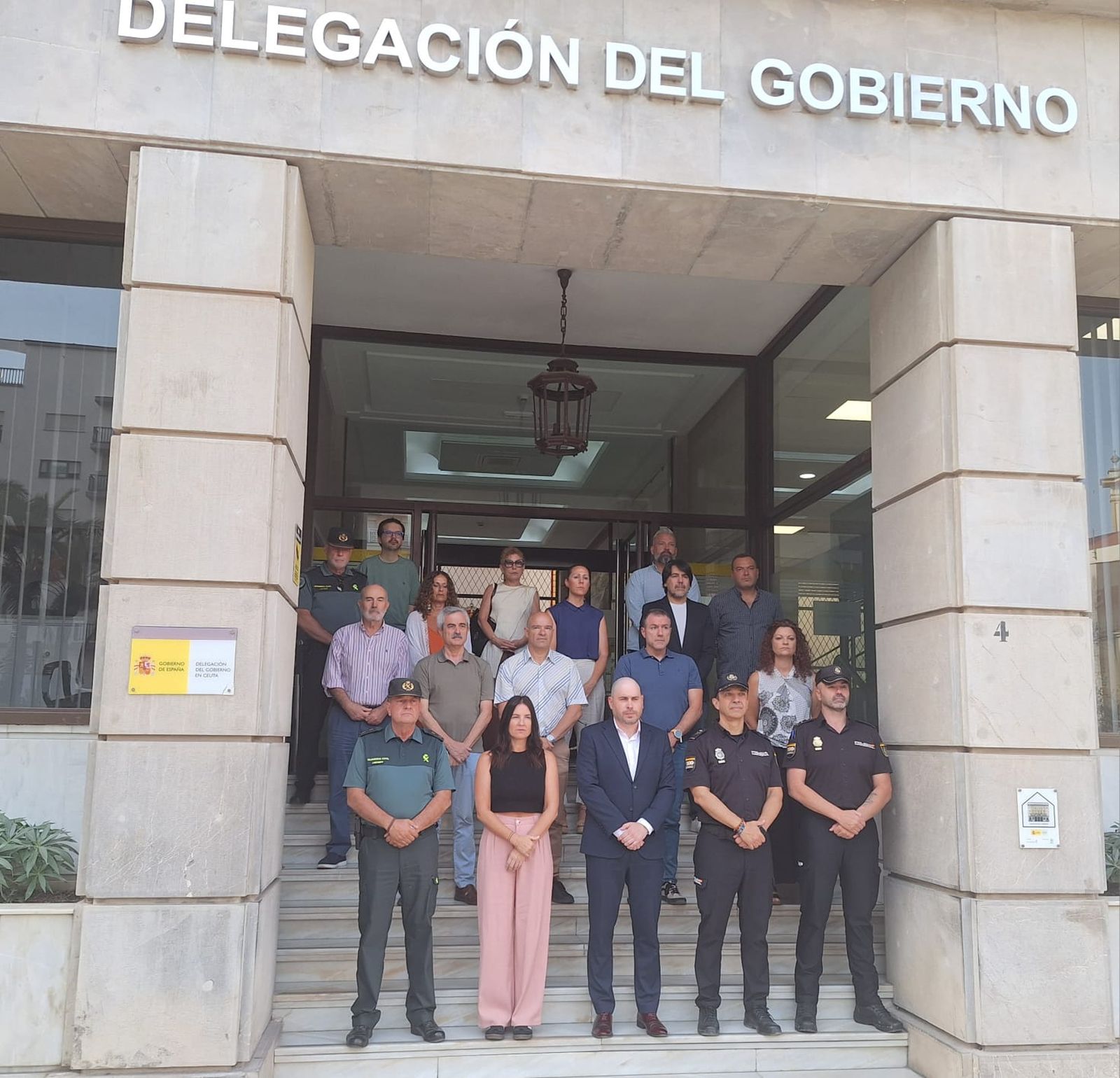 Minuto de silencio en la sede de la Delegación del Gobierno en Ceuta