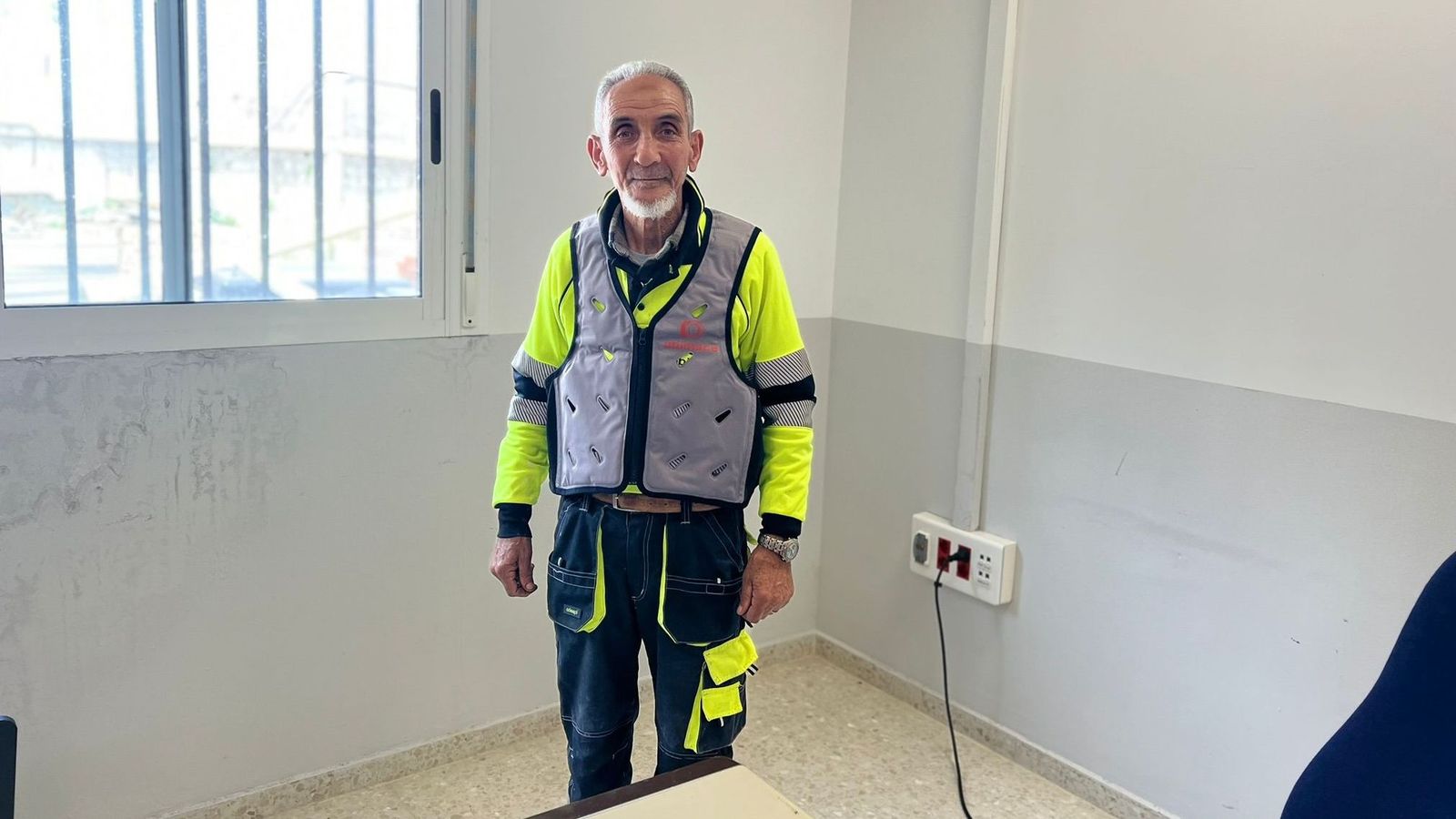 Un trabajador vistiendo uno de los chalecos refrigerantes