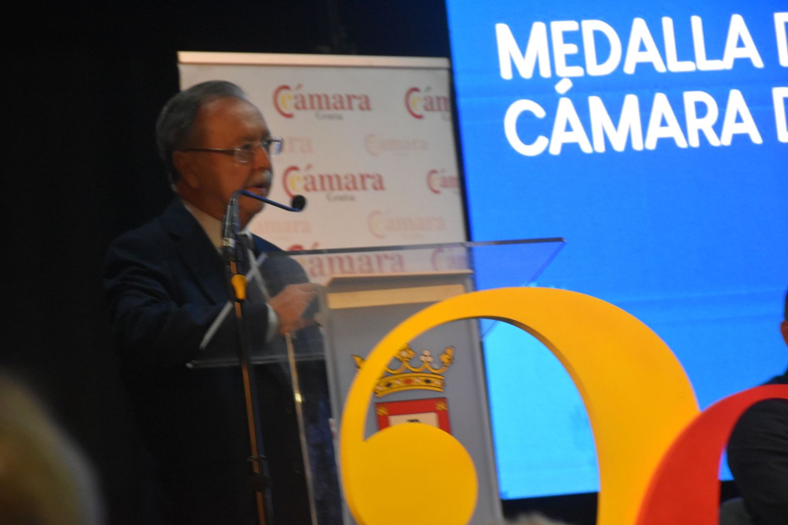 Luhay Hamido recibe la Medalla de Oro de la Cámara por su compromiso con el deporte ceutí