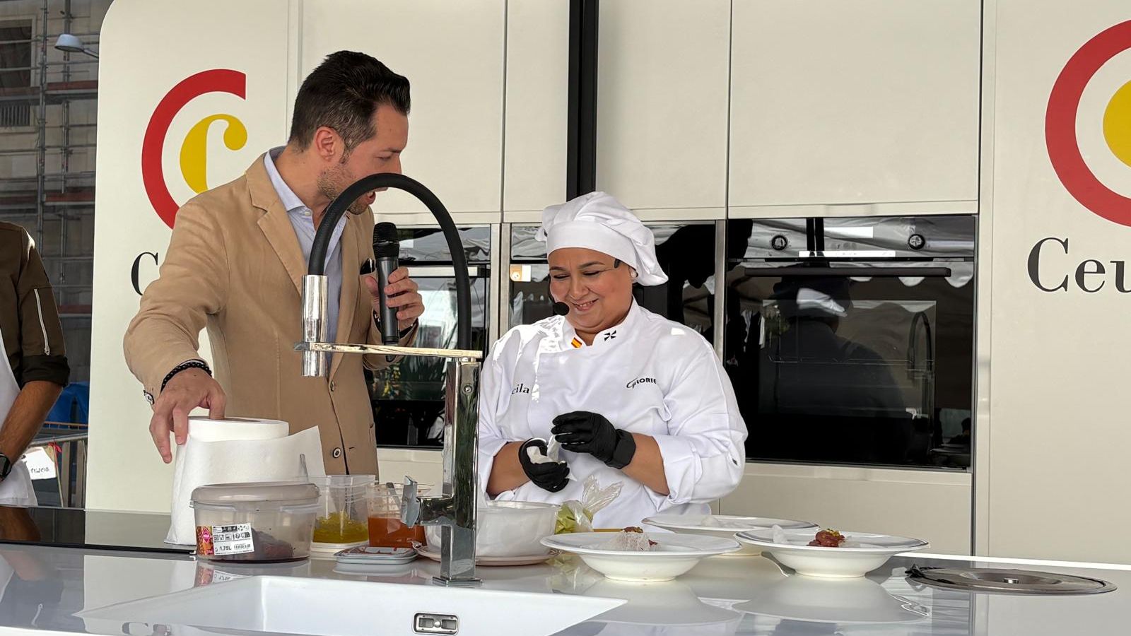 Leila Mohamed durante su cocinado
