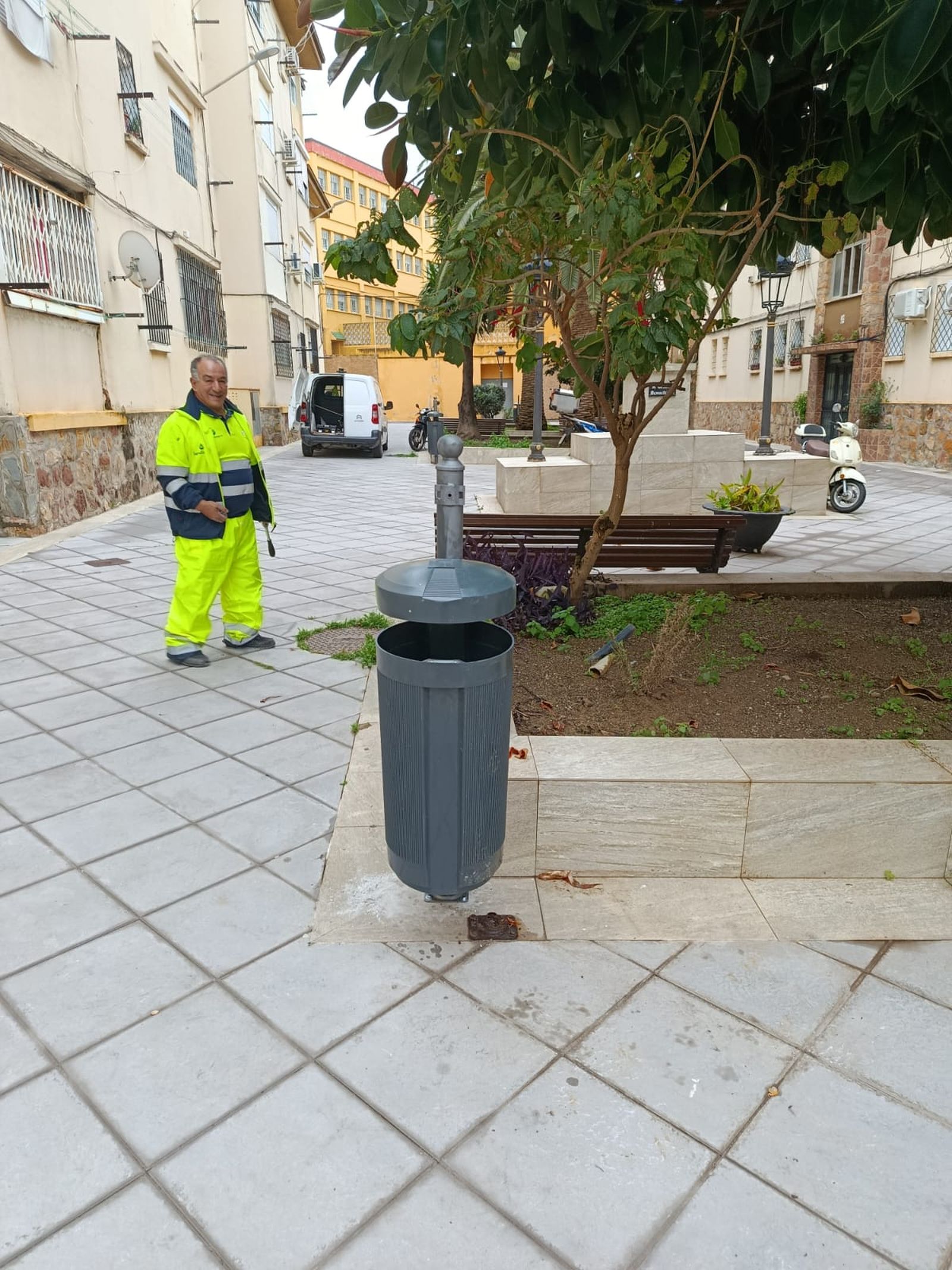 Una de las papeleras nuevas instaladas en la Ciudad