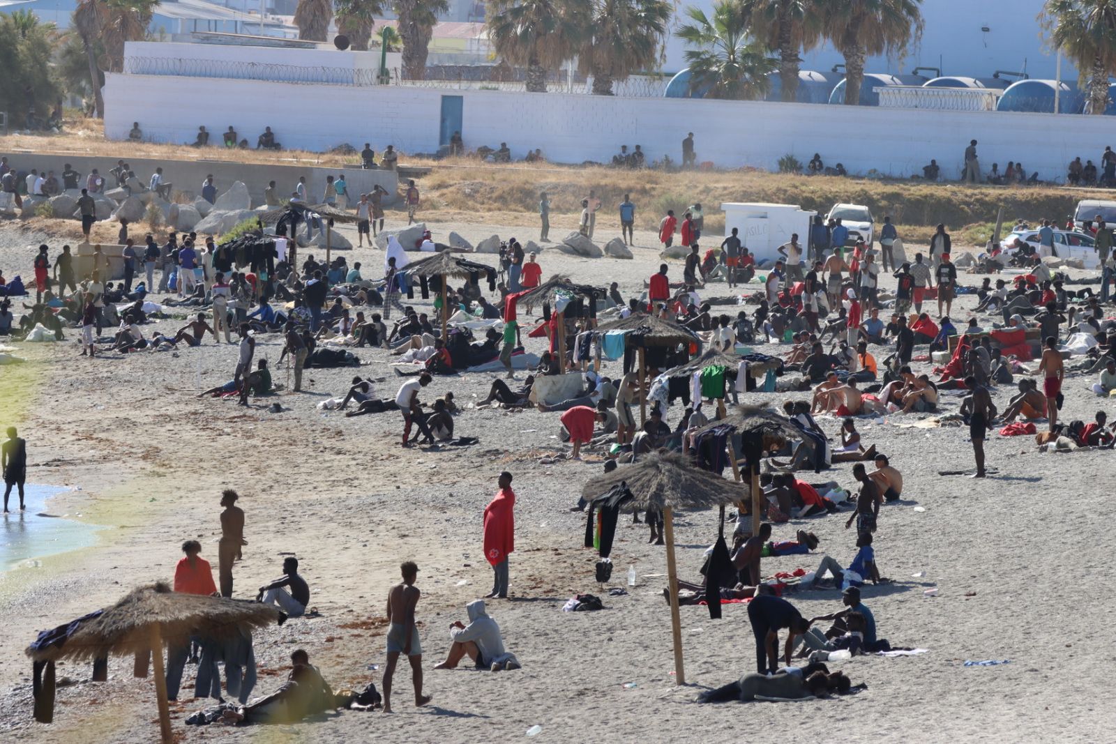 Migrantes en la playa del Trampolín
