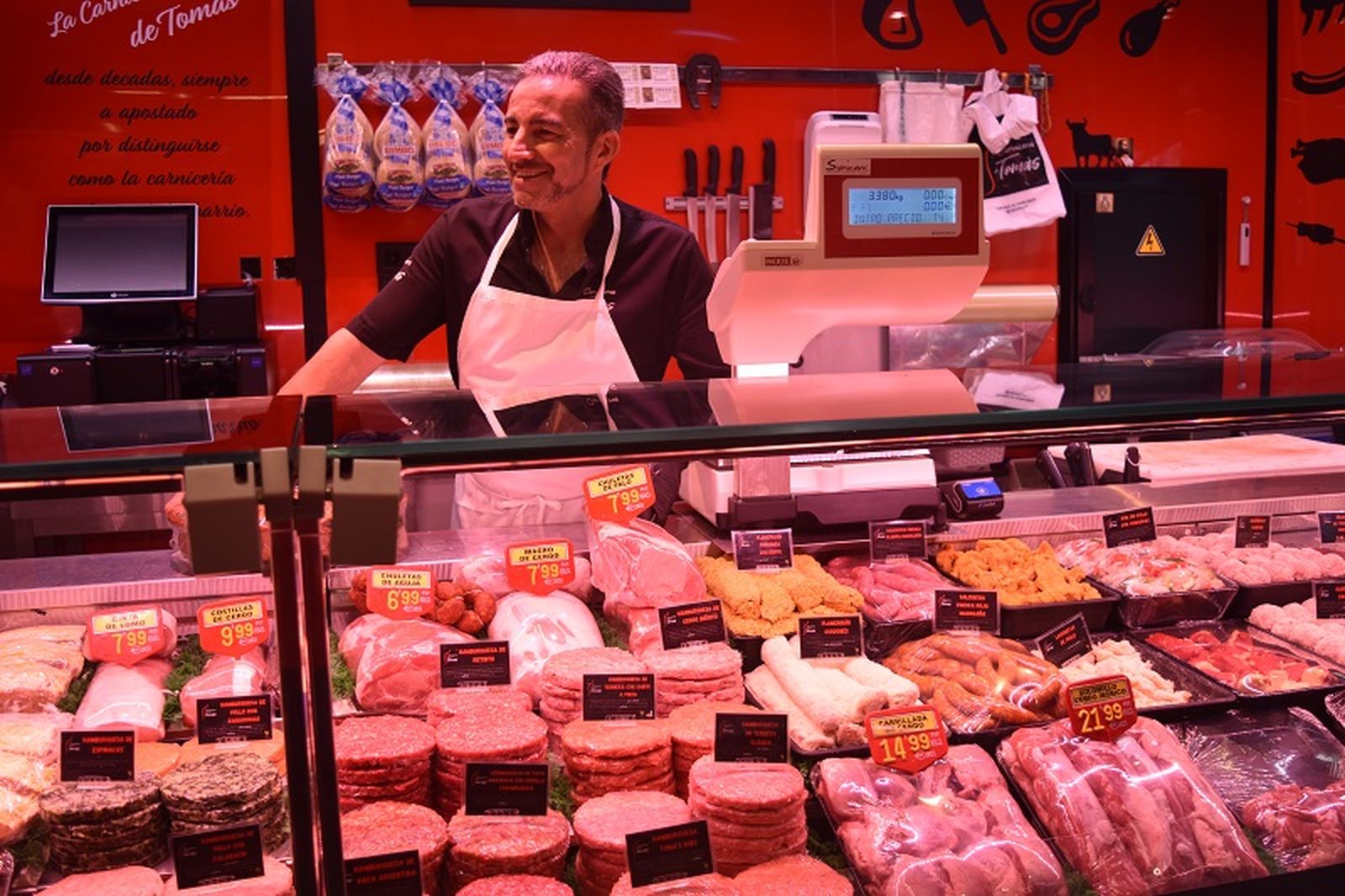 Tomás se inició en la carnicería hace ya 35 años. / FOTO NICOL´S