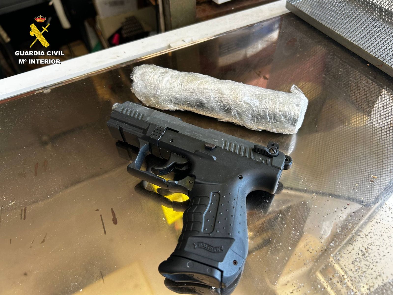 La pistola incautada este martes en la tienda de la Almadraba