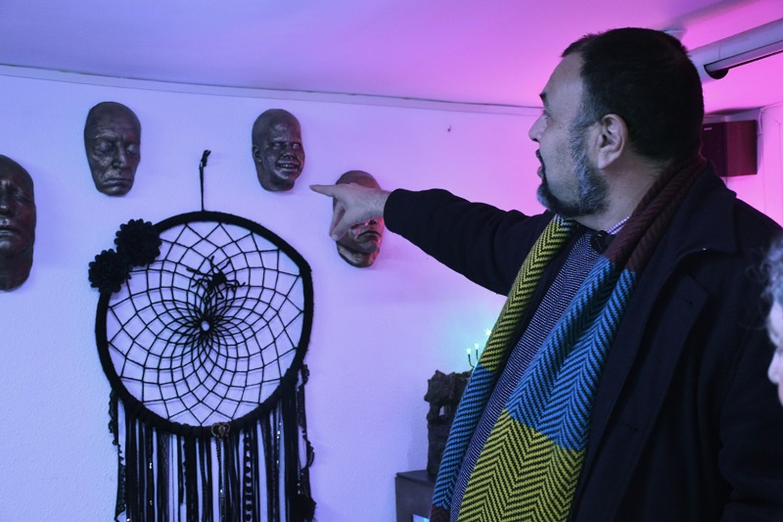 El periodista señala los moldes originales de Schwarzenegger o la niña del Exorcista. / FOTO G.S.