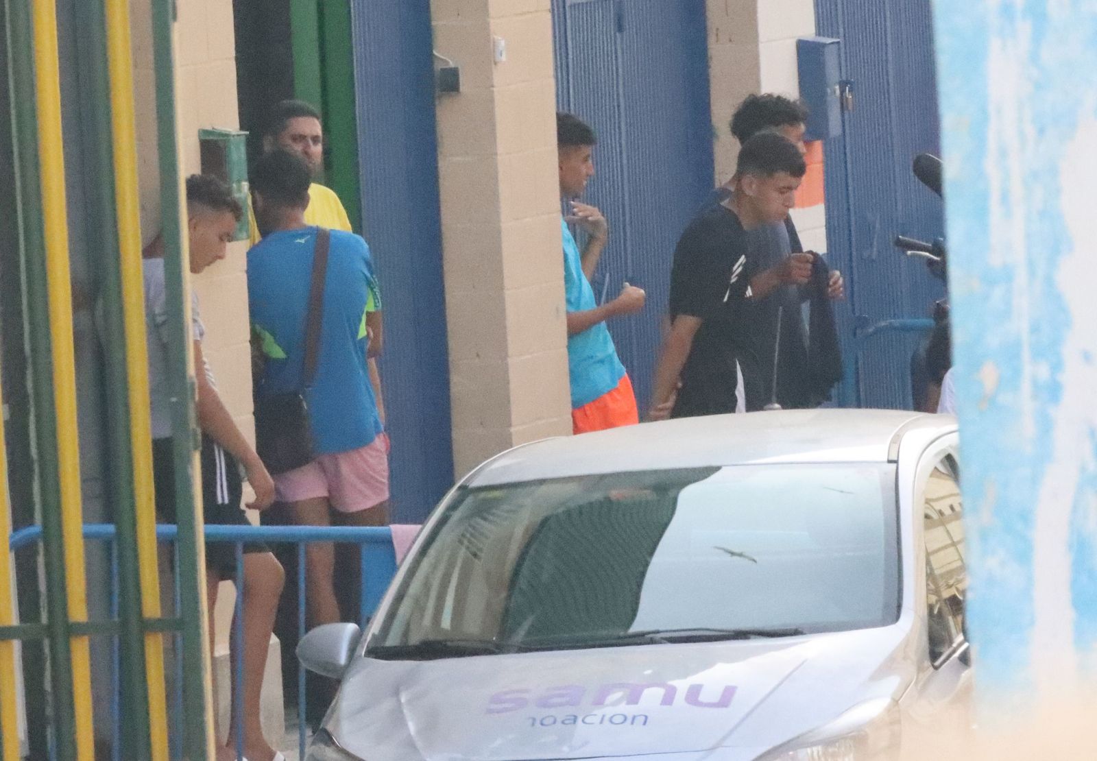 Menores a las puertas de la nave del Tarajal donde son acogidos en Ceuta.