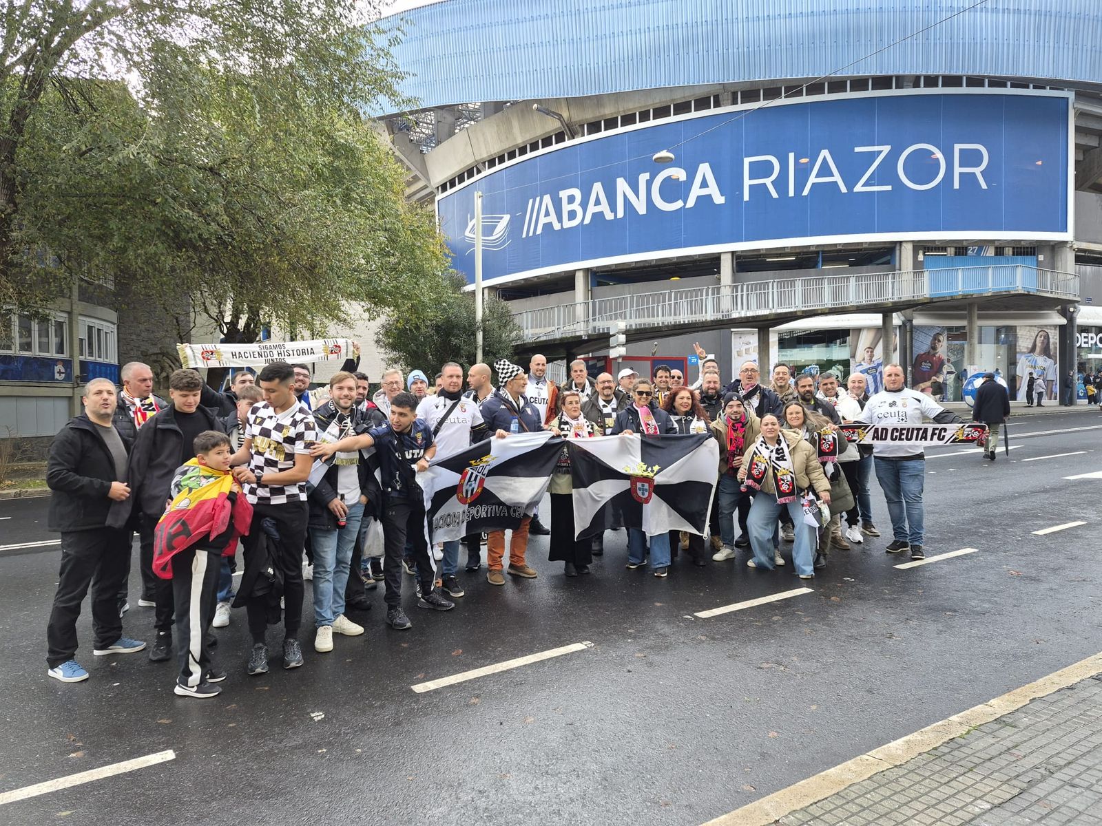 Los aficionados ceutíes ya están en el estadio 'Riazor'