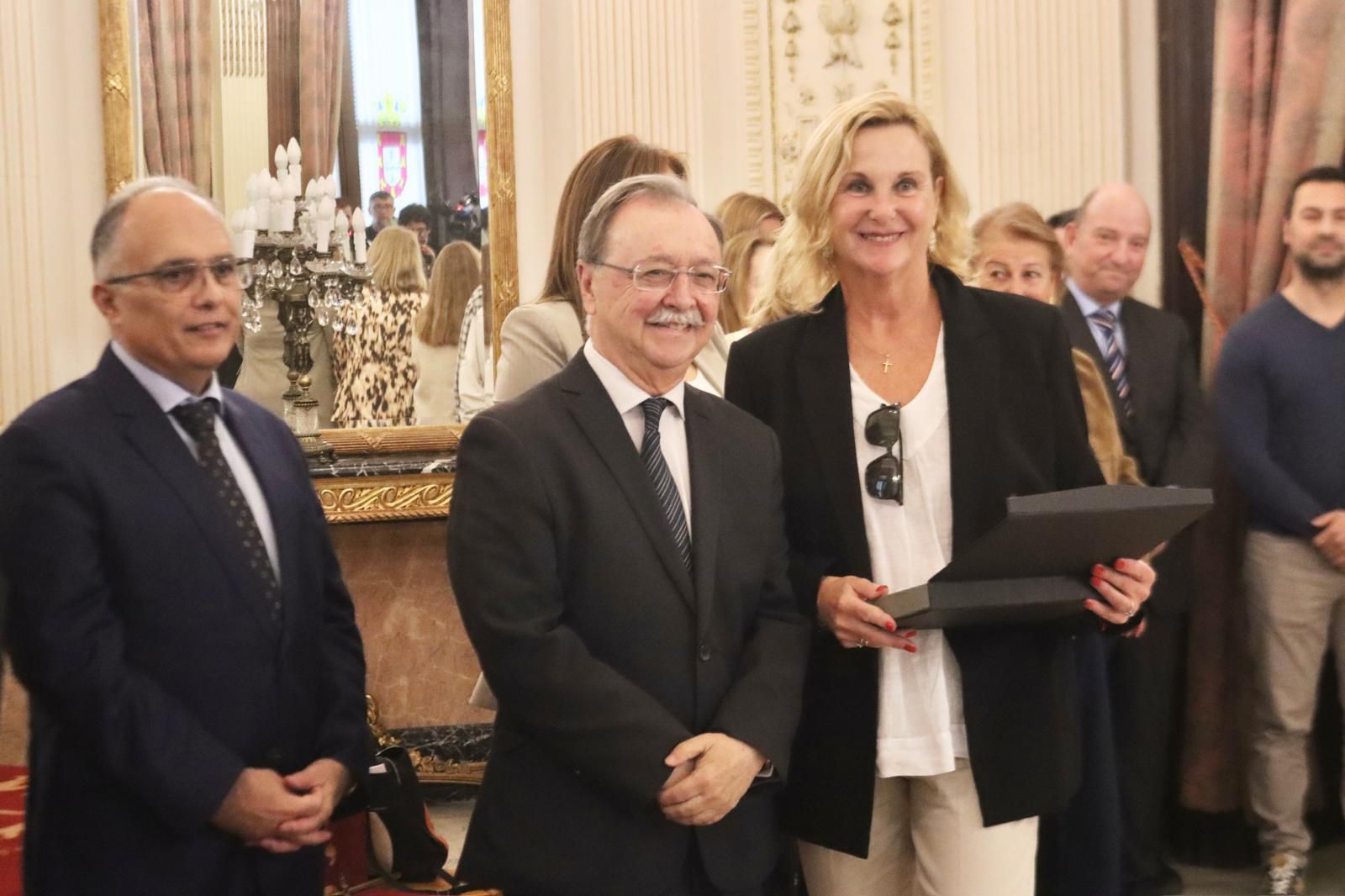 Acto de entrega de reconocimientos por el Día del Funcionario en el Salón del Trono