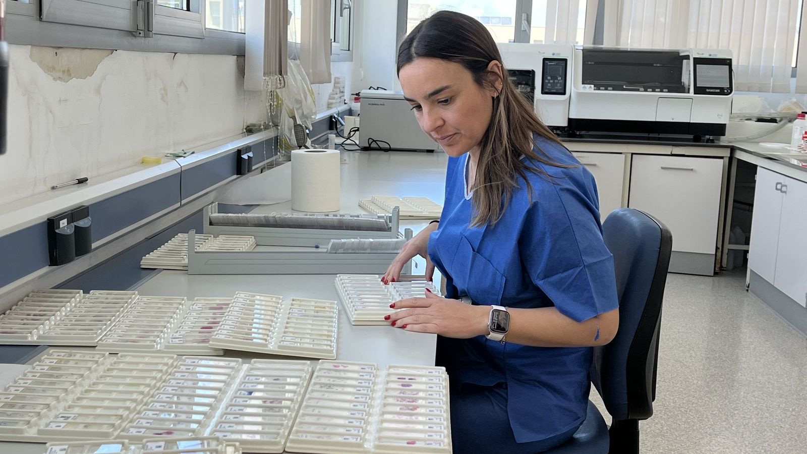 La técnica de Laboratorio, Rocío Almagro, observa las últimas muestras biológicas recepcionadas por el área de Anatomía Patológica