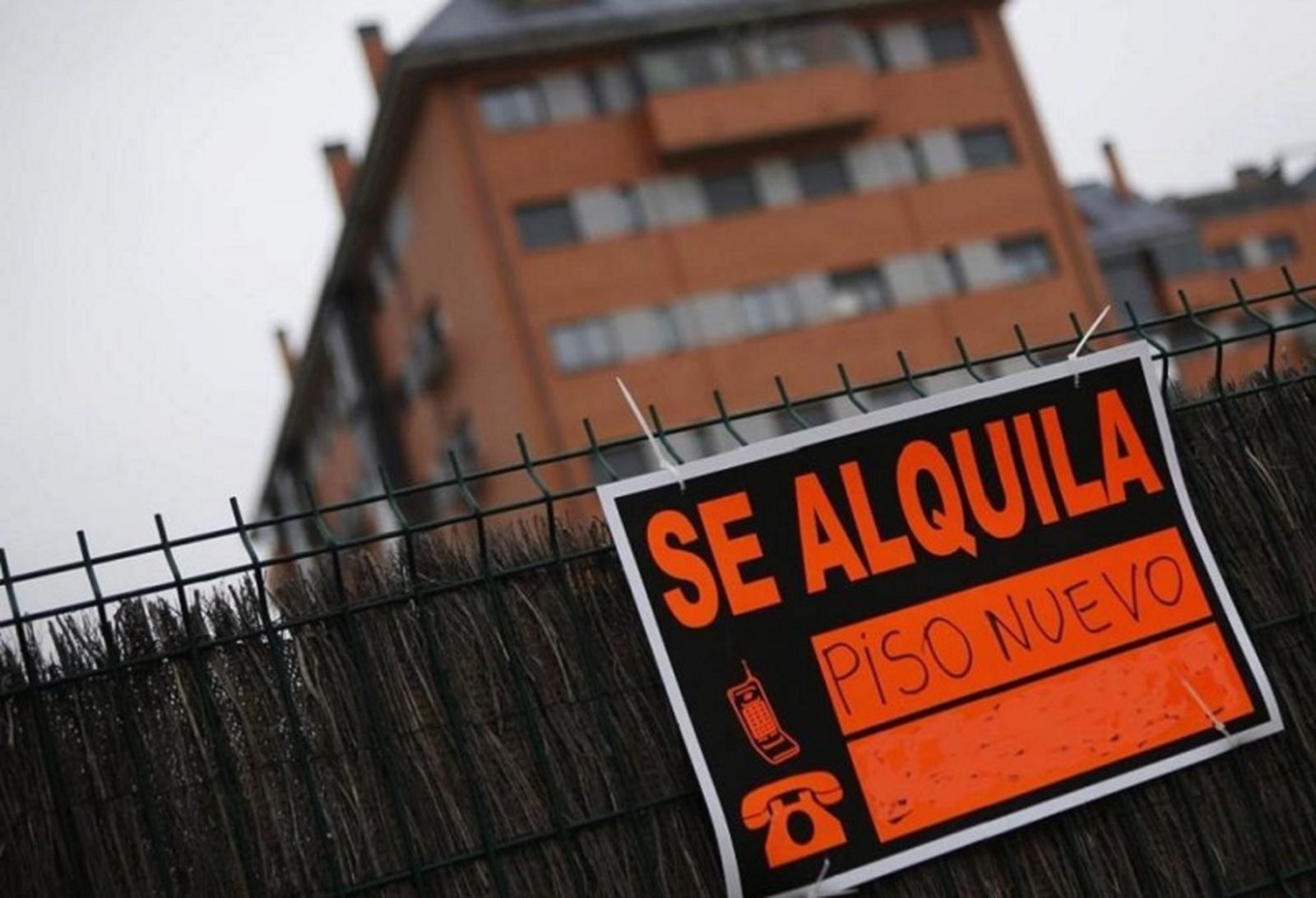 Cartel de alquiler de vivienda.