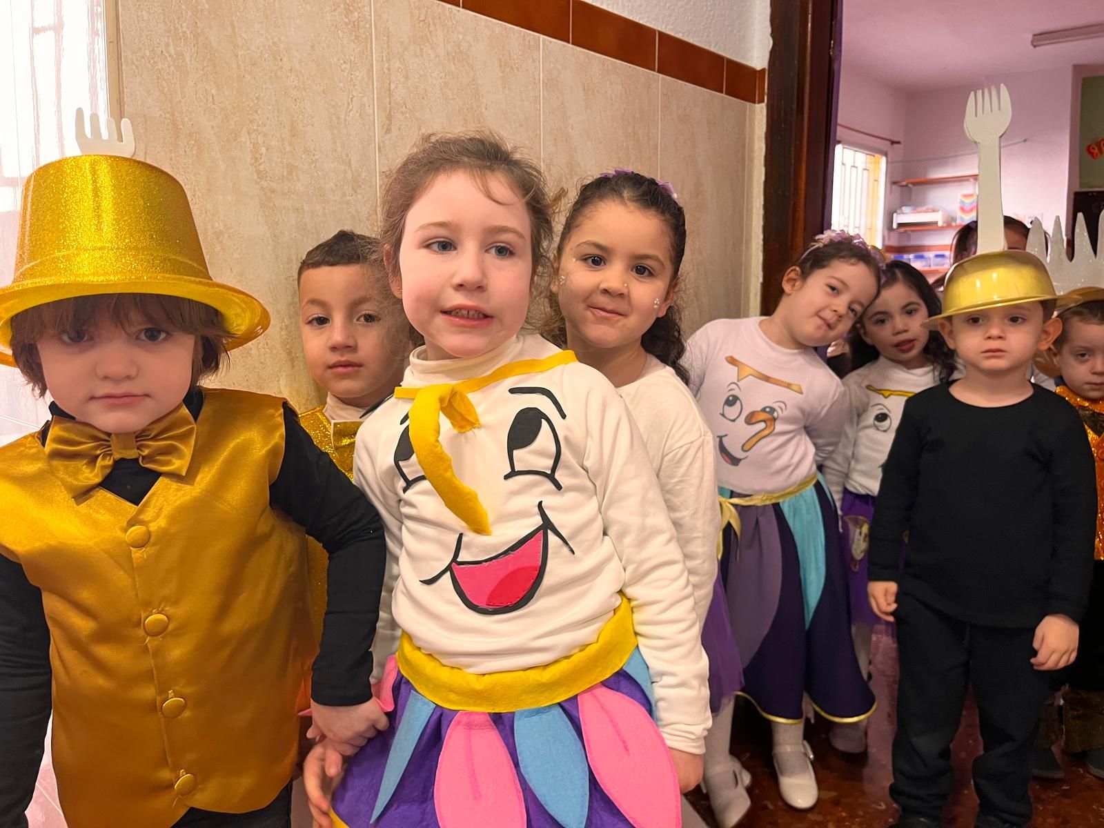 El 'Beatriz de Silva' protagoniza un pasacalles de cuento