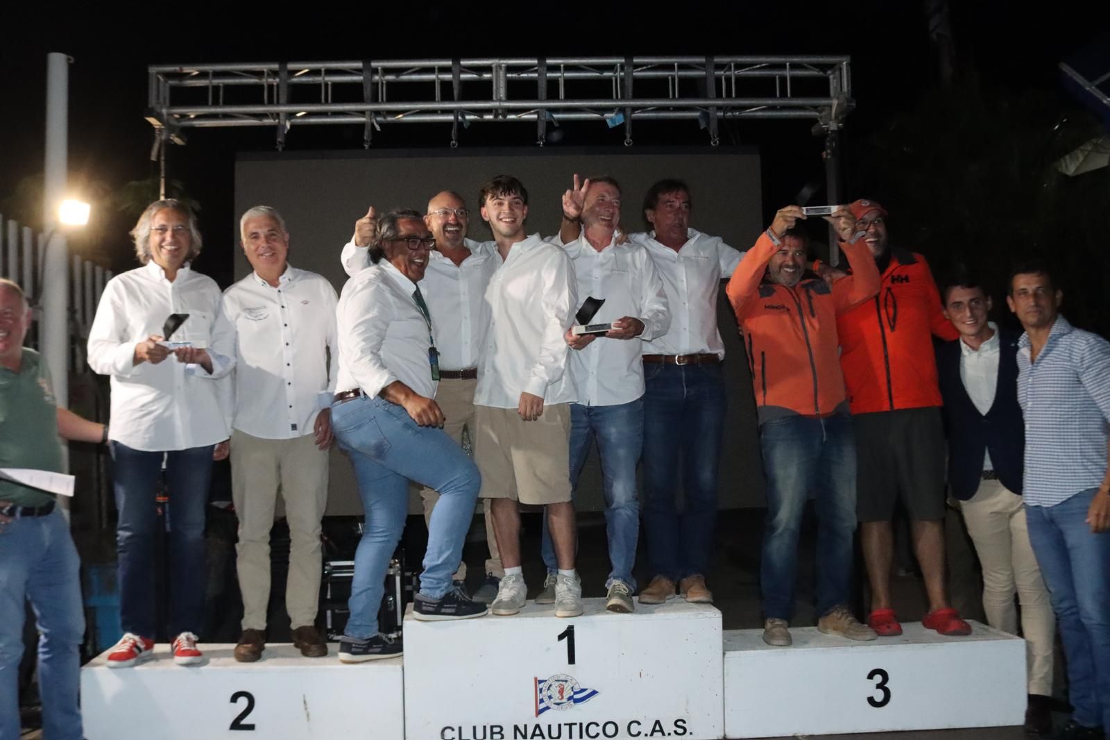 La entrega de trofeos cierra una nueva edición de la 'Semana Náutica'