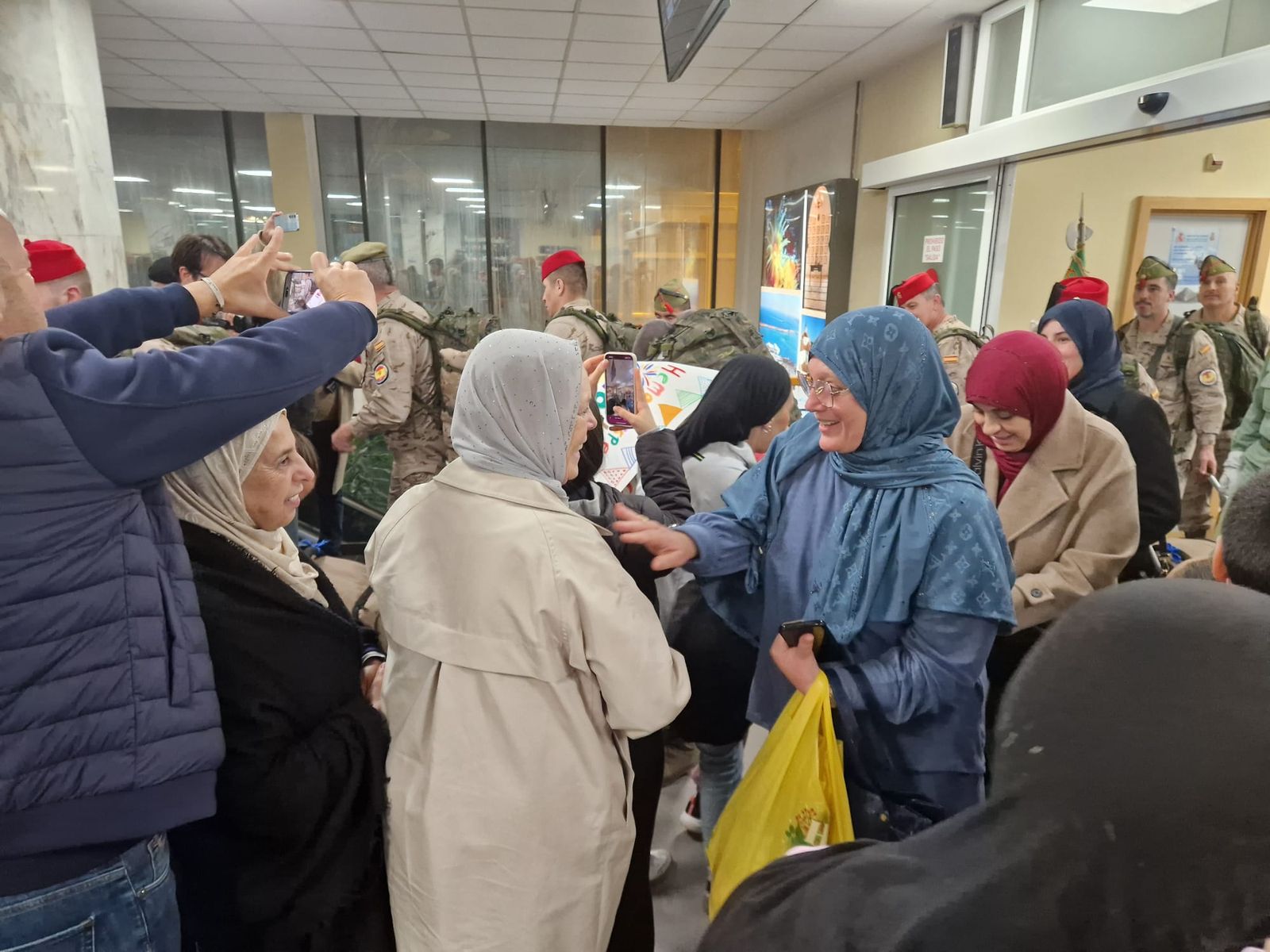 FOTOGALERÍA | De Irak a los brazos de su gente: fotogalería del regreso de la COMGECEU