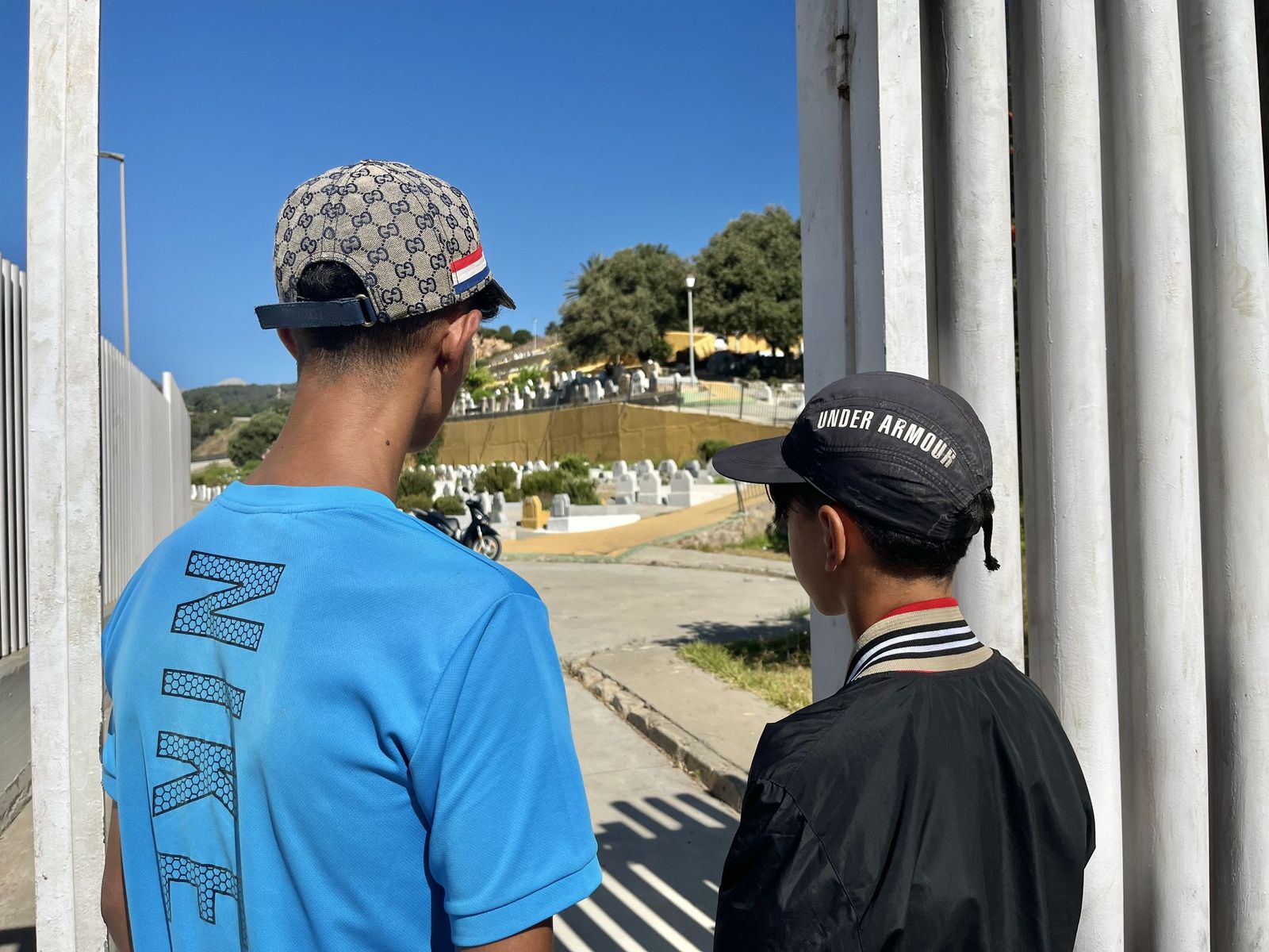 Mohamed y Fouad, dos menores tetuaníes que viven en la calle, en el exterior del Cementerio de Sidi Embarek