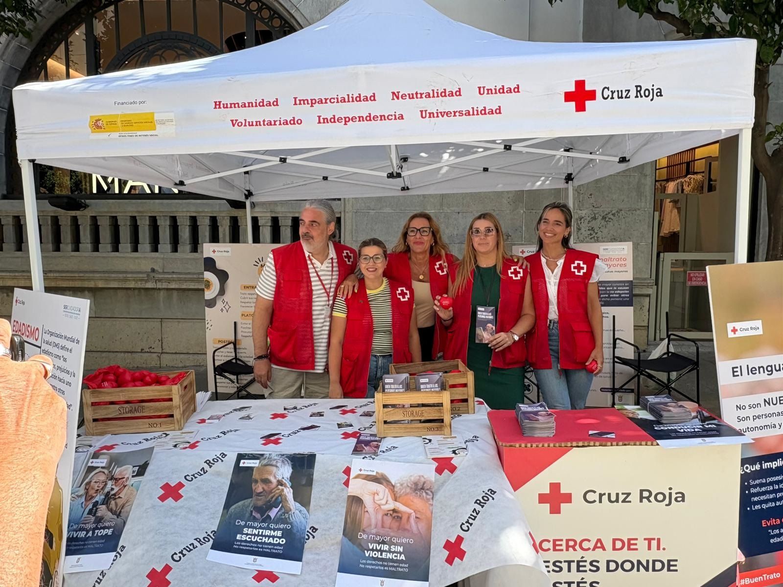 Expositor instalado esta mañana por Cruz Roja en el Paseo del Revellín