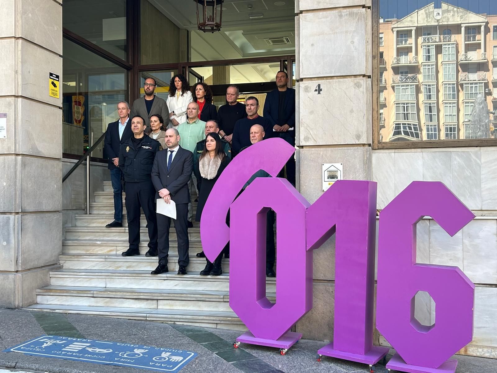 Minuto de silencio en la Delegación del Gobierno en memoria de Mercedes, la última víctima de la violencia machista en España