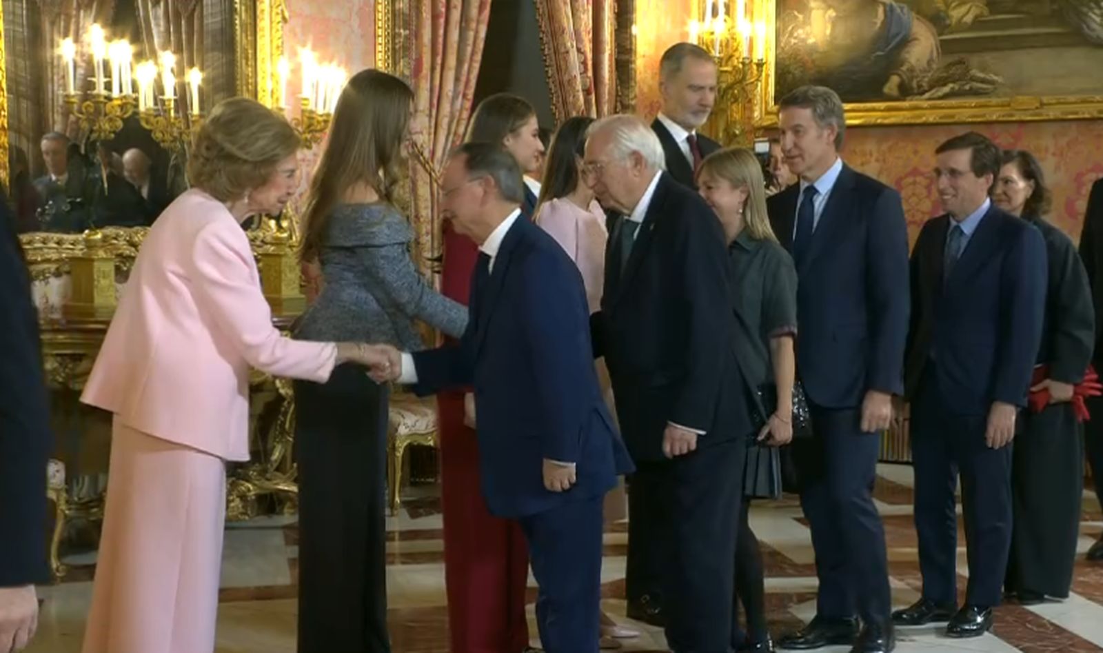 El presidente Vivas saluda a la reina emérita, Doña Sofía, que recientemente estuvo en Ceuta en la inauguración de la nueva sede del banco de Alimentos