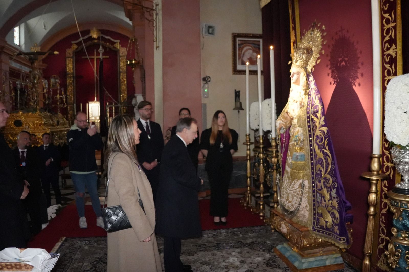 FOTOGALERÍA | Juan Vivas acude al besamanos de la Virgen del Mayor Dolor en Los Remedios