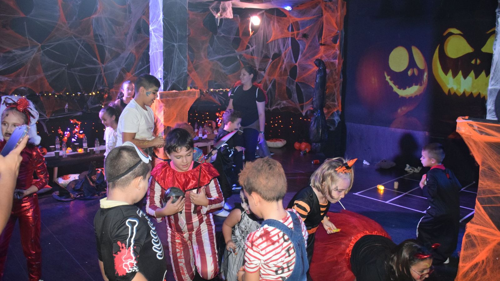 Taller de galletas y de pintura de calabazas por Halloween en la Sala Tamay a cargo de la empresa de eventos Sara Zein Taller de galletas y de pintura de calabazas por Halloween en la Sala Tamay a cargo de la empresa de eventos Sara Zein