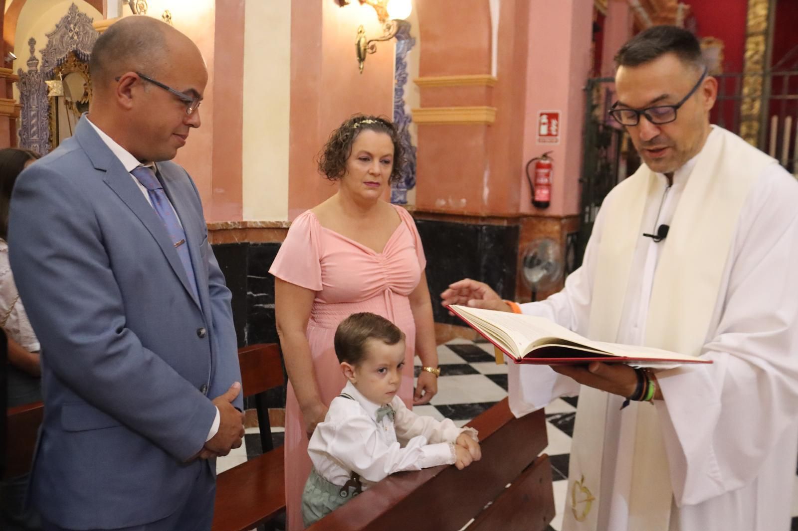 Fabián y Alba reciben el sacramento del bautismo