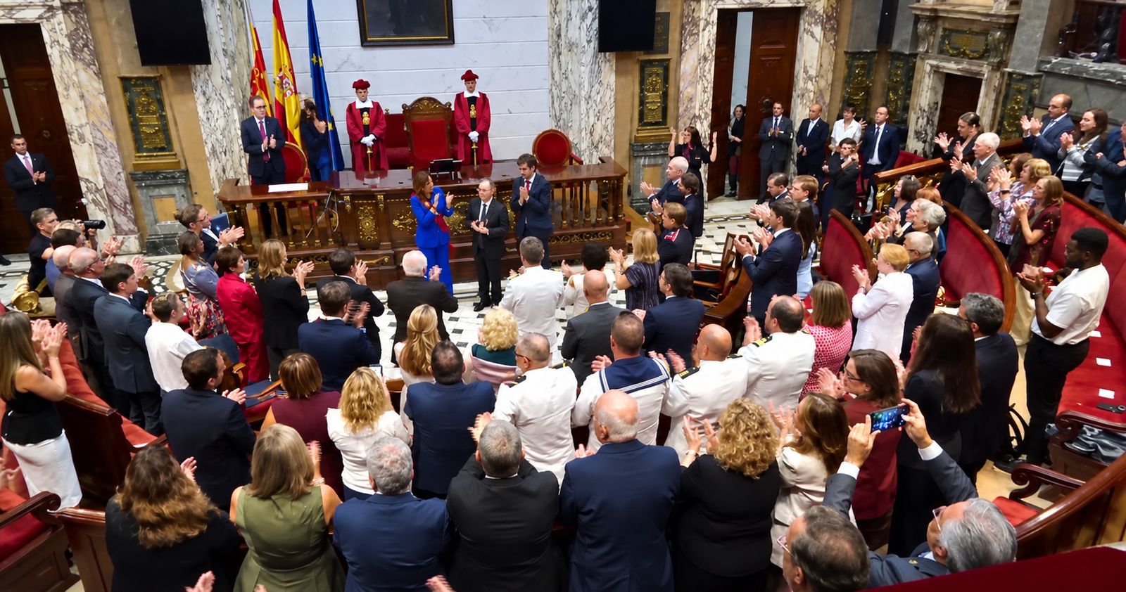Aplausos en el Ayuntamiento valenciano para Ceuta al entregar la medalla a Vivas