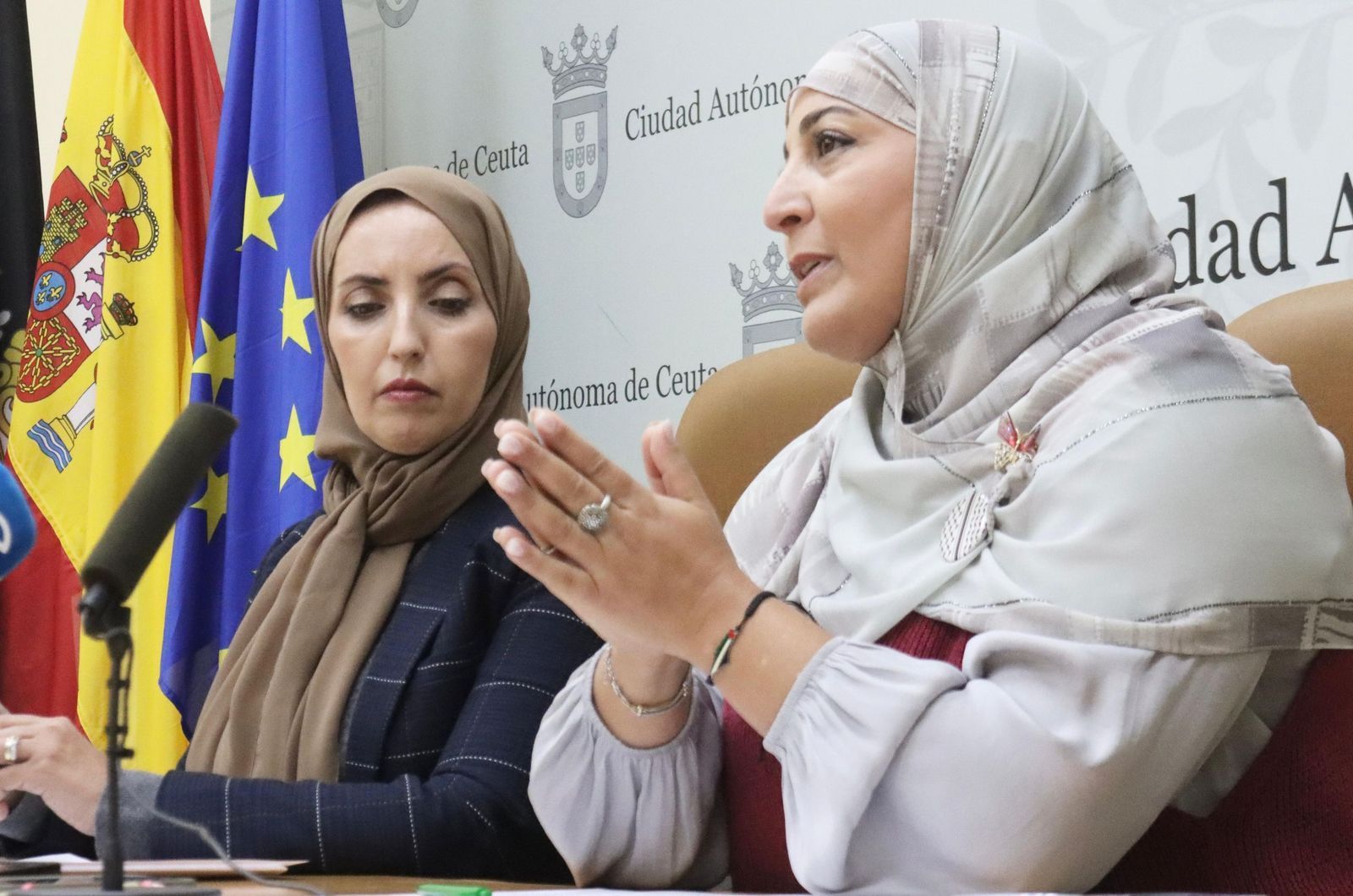 Fatima Hamed y Nadia Mohamed, diputadas del MDyC, durante una rueda de prensa