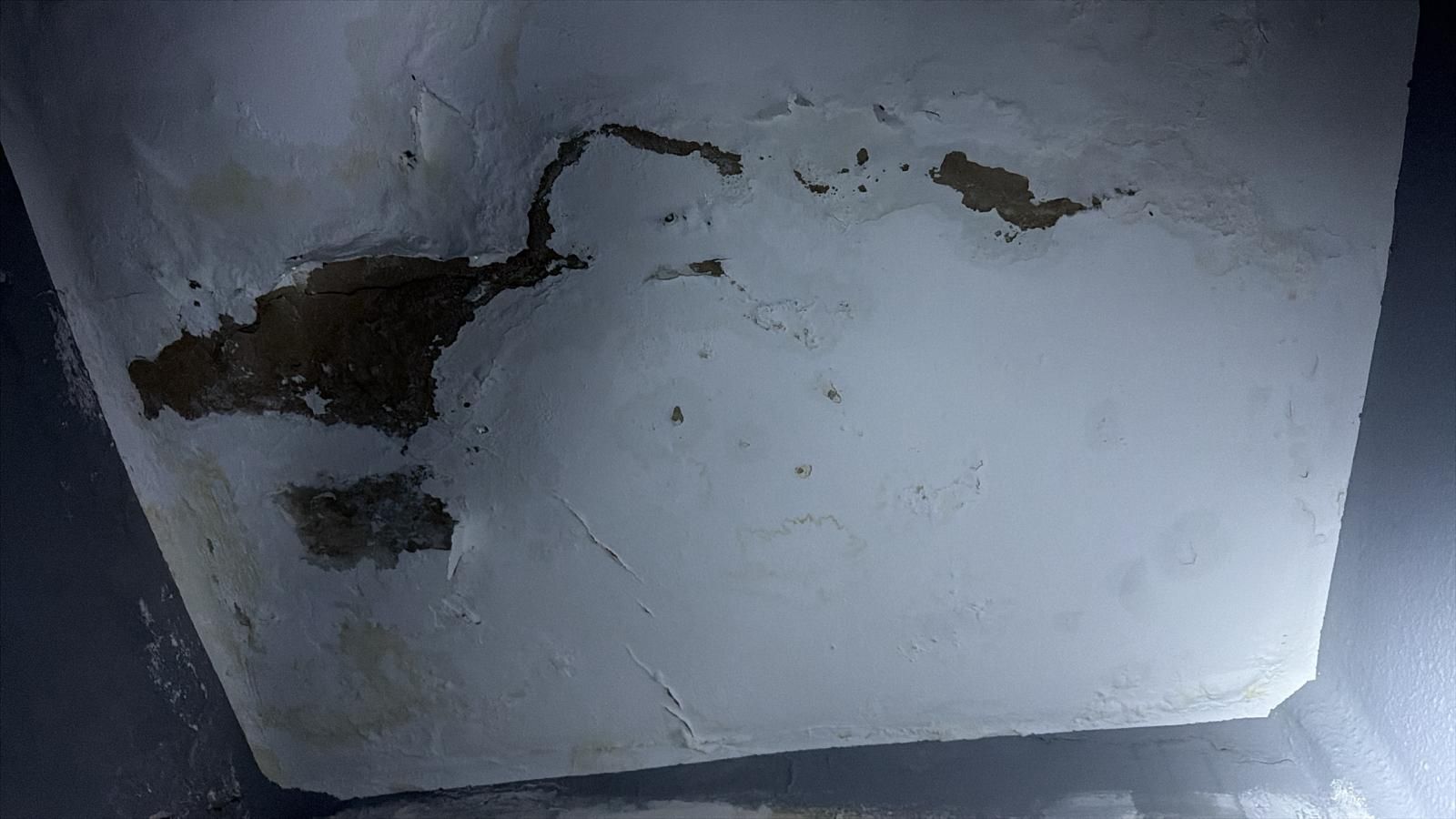 Sin cubierta y bajo el agua: las lluvias inundan las viviendas militares en la Avenida Otero