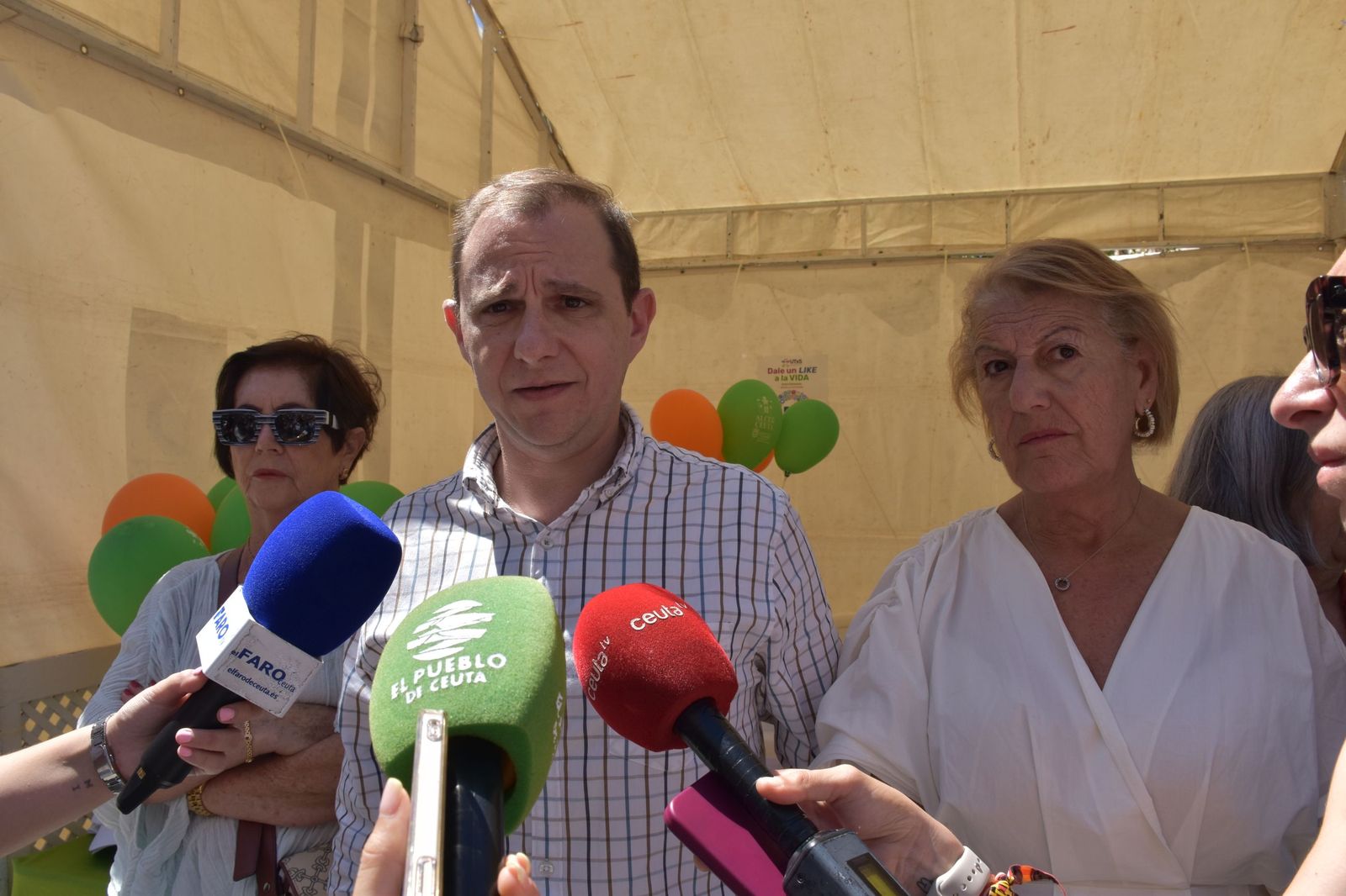 El presidente de ALCER, Juan Francisco Ramírez, junto a la directora general de Sanidad, Rebeca Benarroch, y la presidenta de ACMUMA, Hilda Castro, en declaraciones a la prensa por el Día del Donante