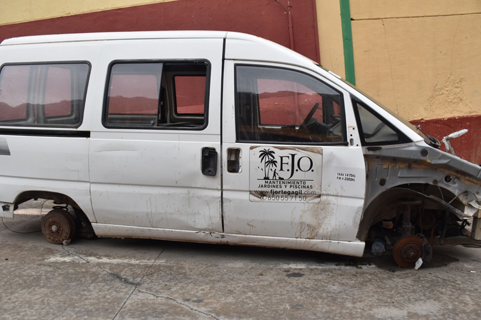 Un coche abandonado y destrozado en el polígono del Tarajal. / FOTO NICOL'S