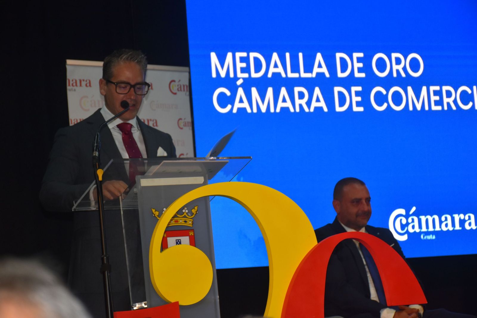 Luhay Hamido recibe la Medalla de Oro de la Cámara por su compromiso con el deporte ceutí