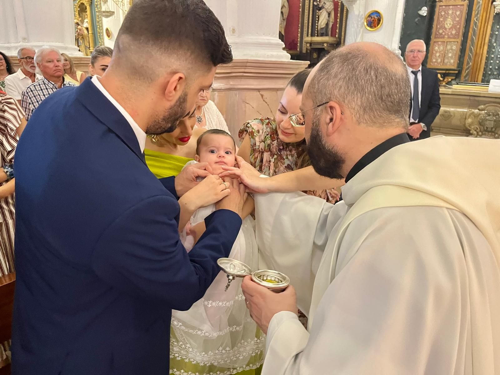 Gabriela, Manuel y Jimena reciben el Sacramento del Bautismo en el Santuario