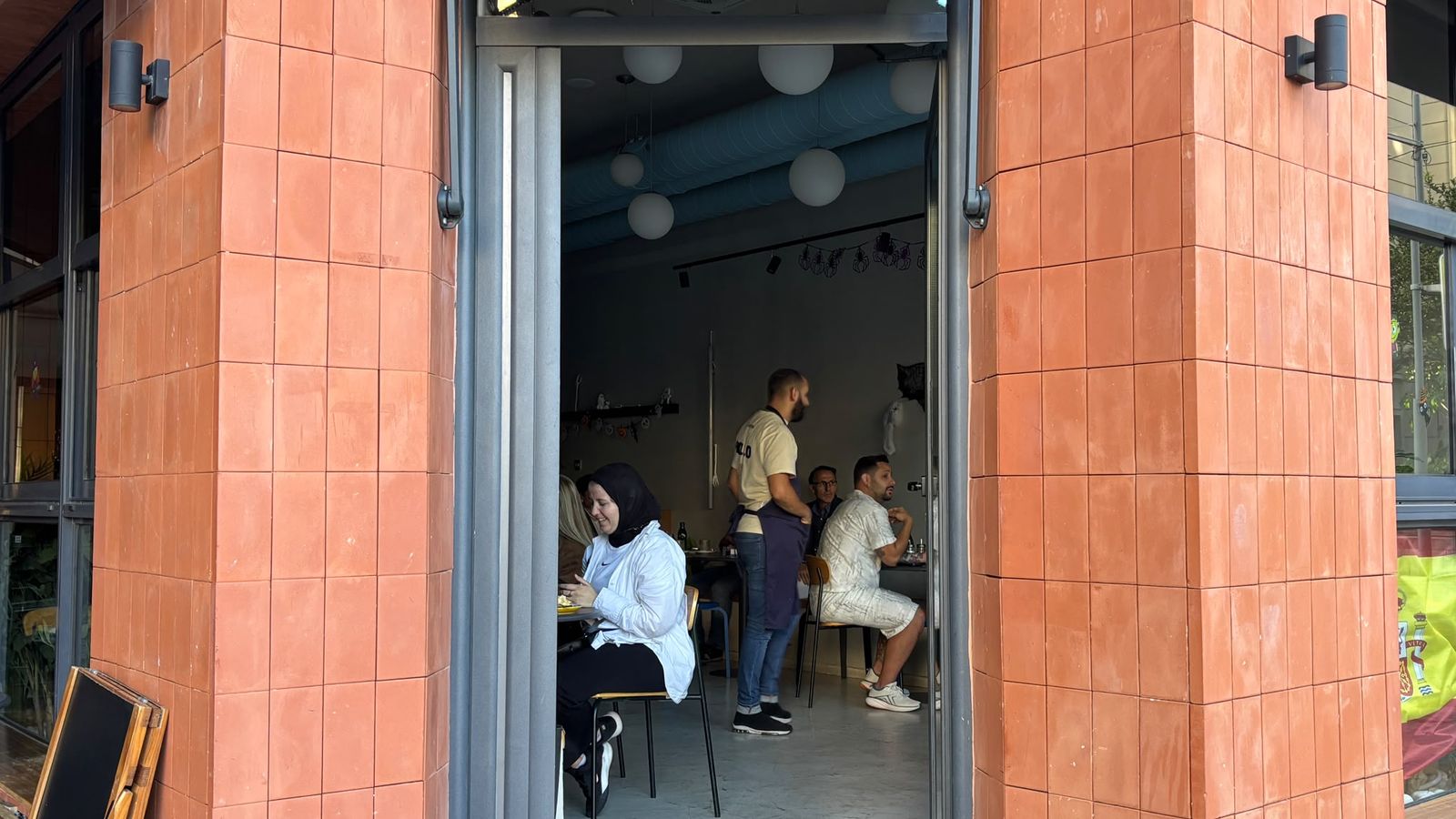 Una cafetería en Plaza de los Reyes, sin luz tras el apagón