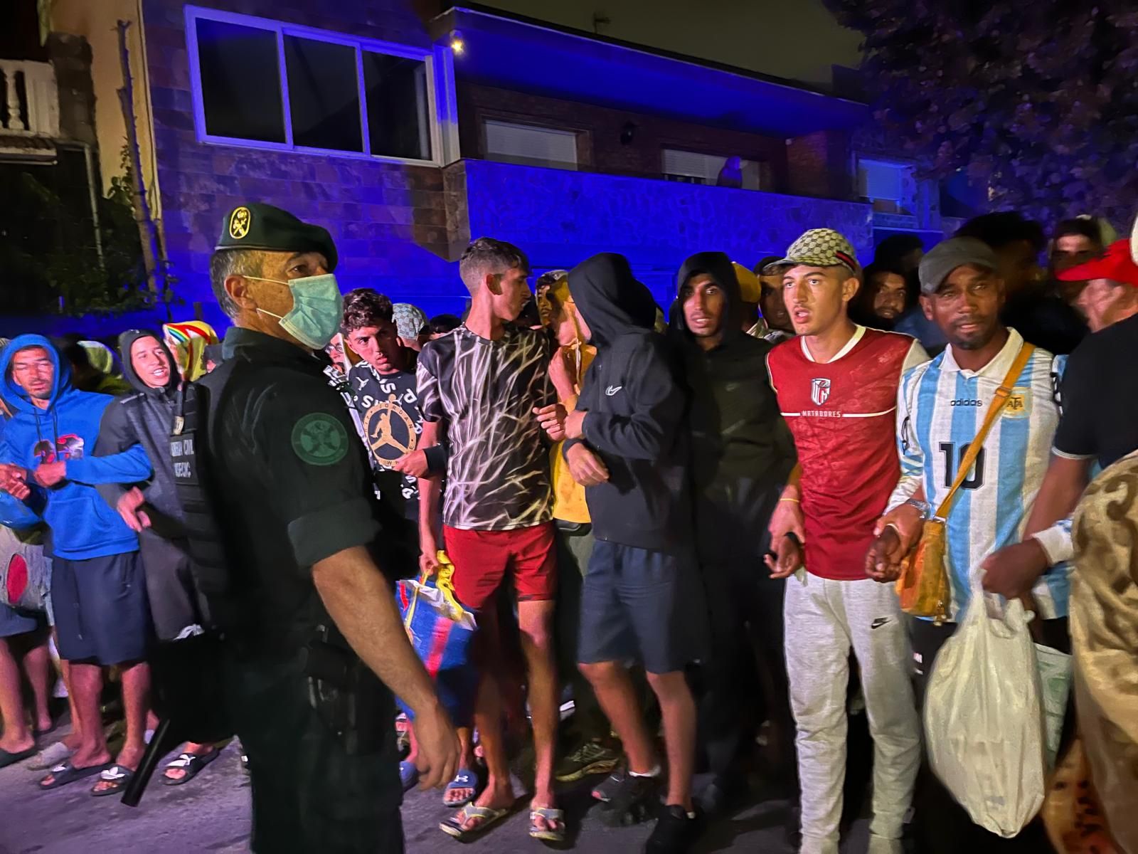 Comienza el traslado de los migrantes de Benítez y el Trampolín al centro temporal del puerto
