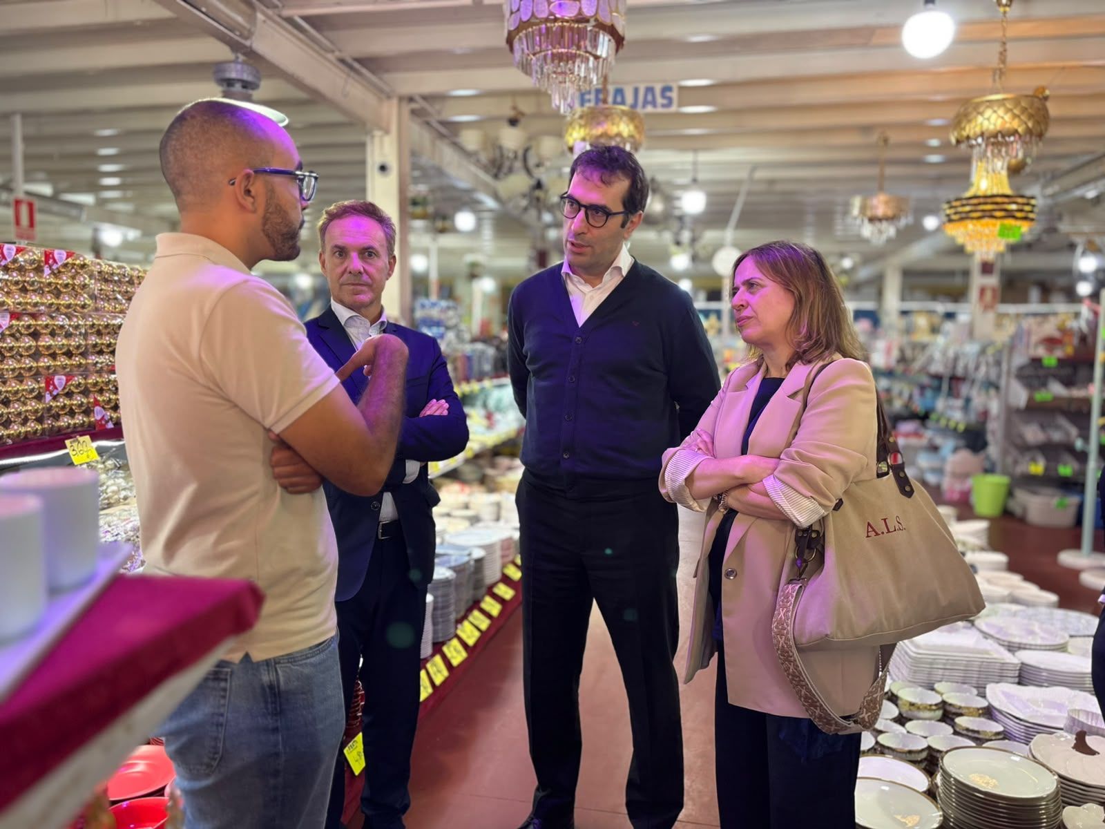 Carlos Cuerpo conoce de primera mano el comercio del Tarajal y los secretos del chocolate Maruja