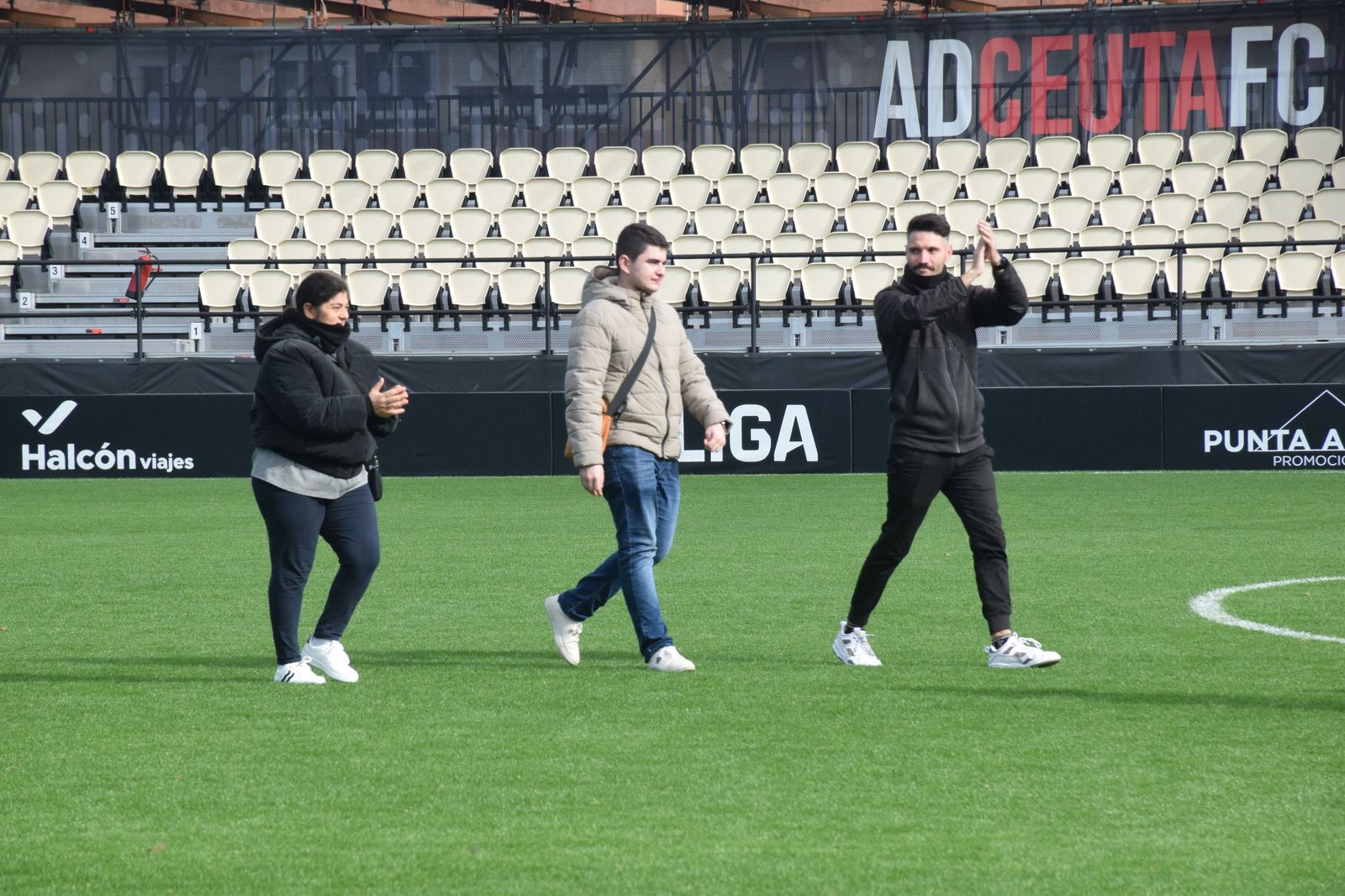 Los Reyes Magos aterrizan en el Alfonso Murube horas antes de la cabalgata