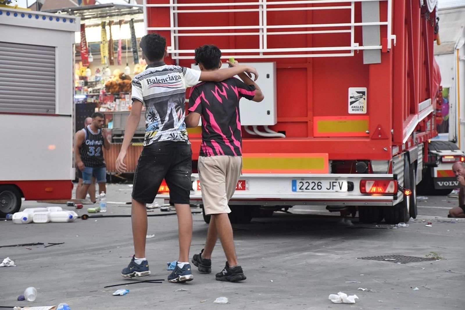 Dos niños marroquíes deambulan por el recinto ferial durante el desmontaje a primera hora de esta mañana. / FOTO NICOL’S