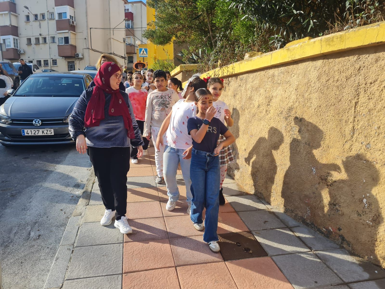 FOTOGALERÍA | El CEIP Rosalía de Castro lleva la magia de Halloween a las calles de la barriada con un pasacalles