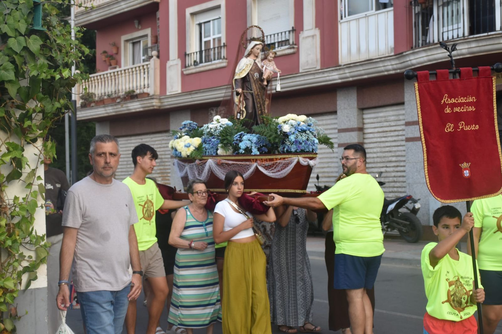 La Virgen del Carmen del Puerto encandila la barriada de Villajovita