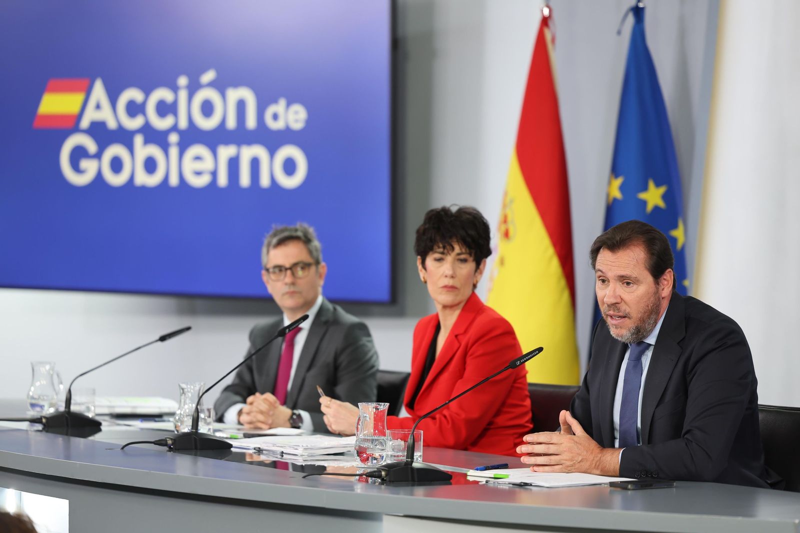 Óscar Puente, junto a los ministros Bolaños y Saiz, durante la rueda de prensa posterior al Consejo de Ministros