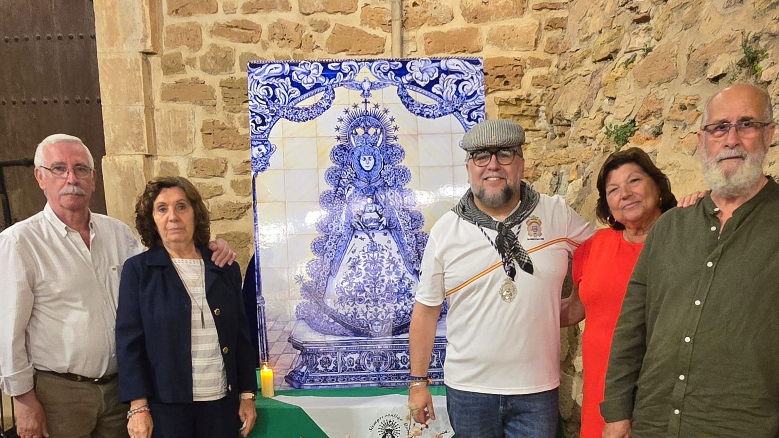 El presidente de la Casa de Ceuta en Melilla, Ramón de la Cruz, posa junto a invitados
